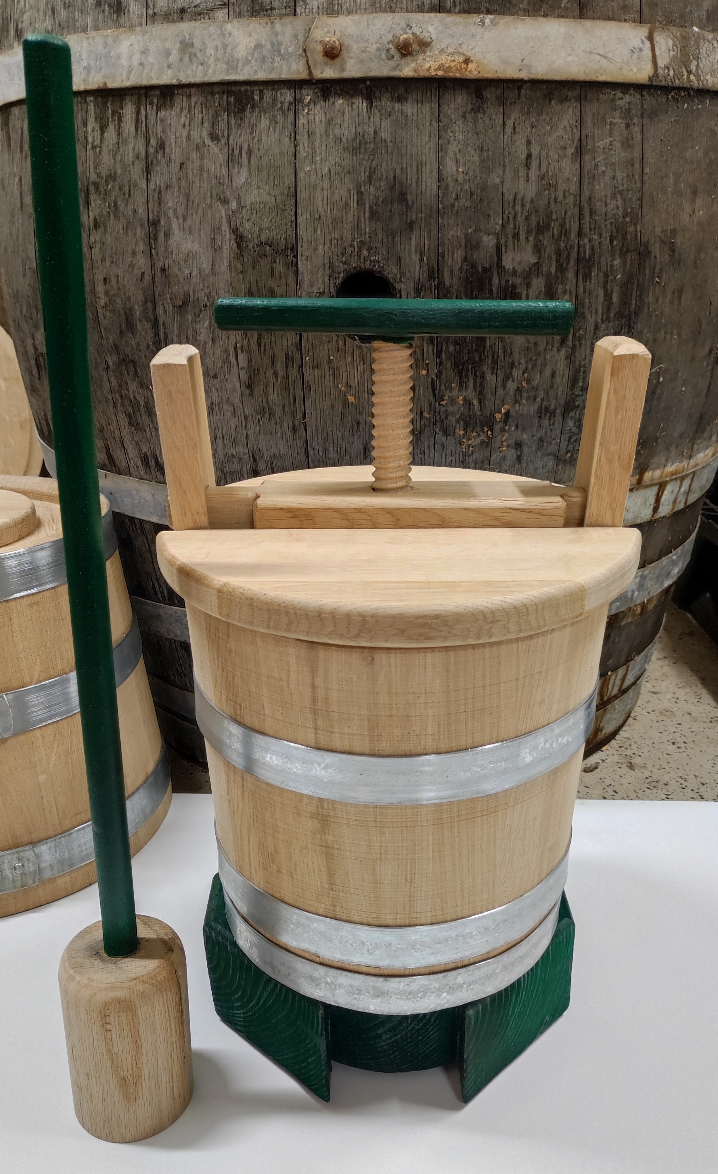 5 literes káposztás dézsa állvánnyal, döngölő fával, fedővel, zöld festéssel díszítve