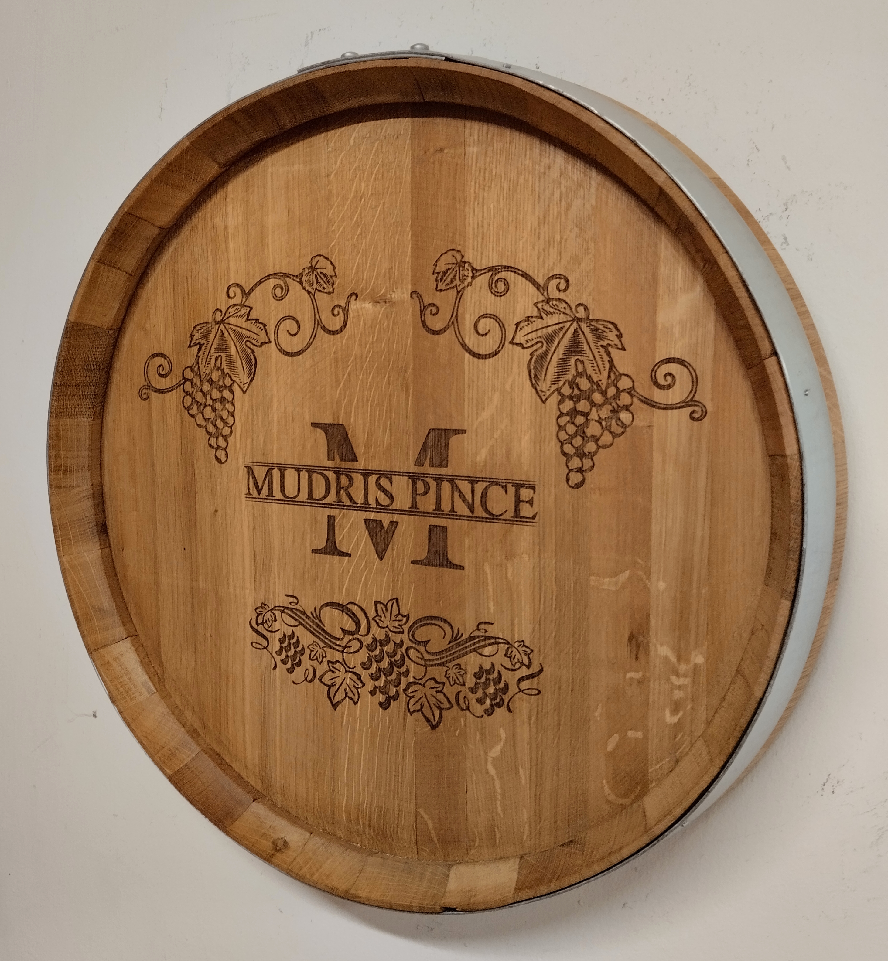 Szőlő motívumokkal díszített, egyedi felirattal ellátott lézergravírozott hordóvég
