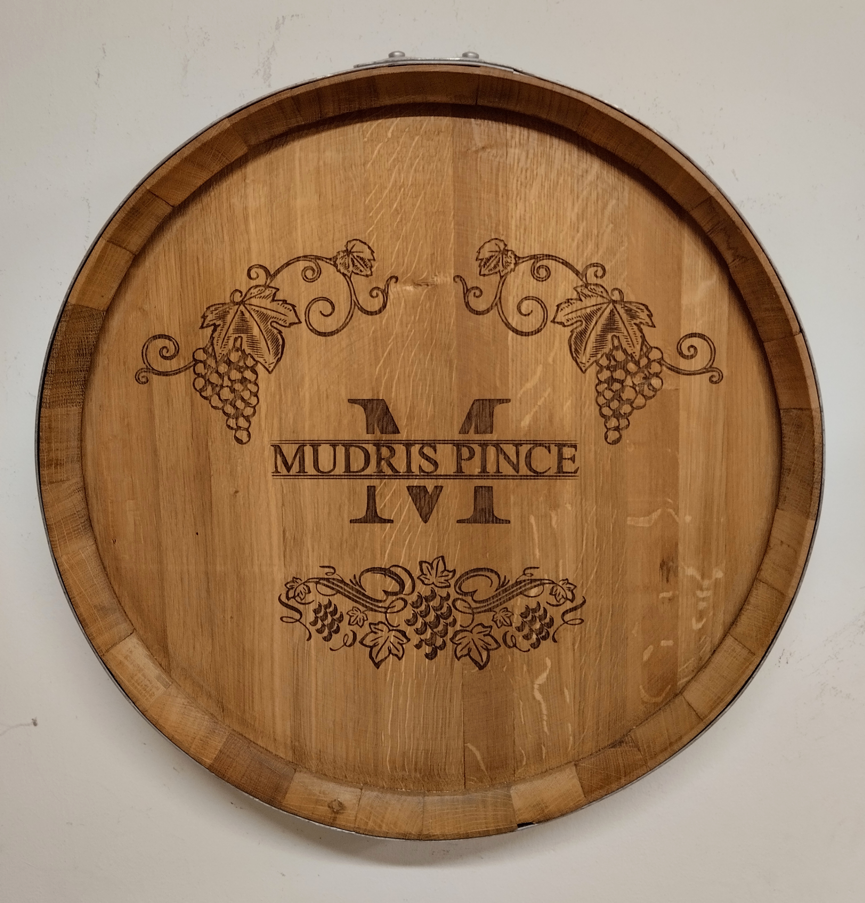 Szőlő motívumokkal díszített, egyedi felirattal ellátott lézergravírozott hordóvég
