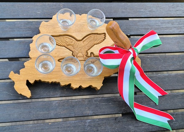 Tölgyfából készült olajozott kínáló Nagy-Magyarország formában, turul faragással