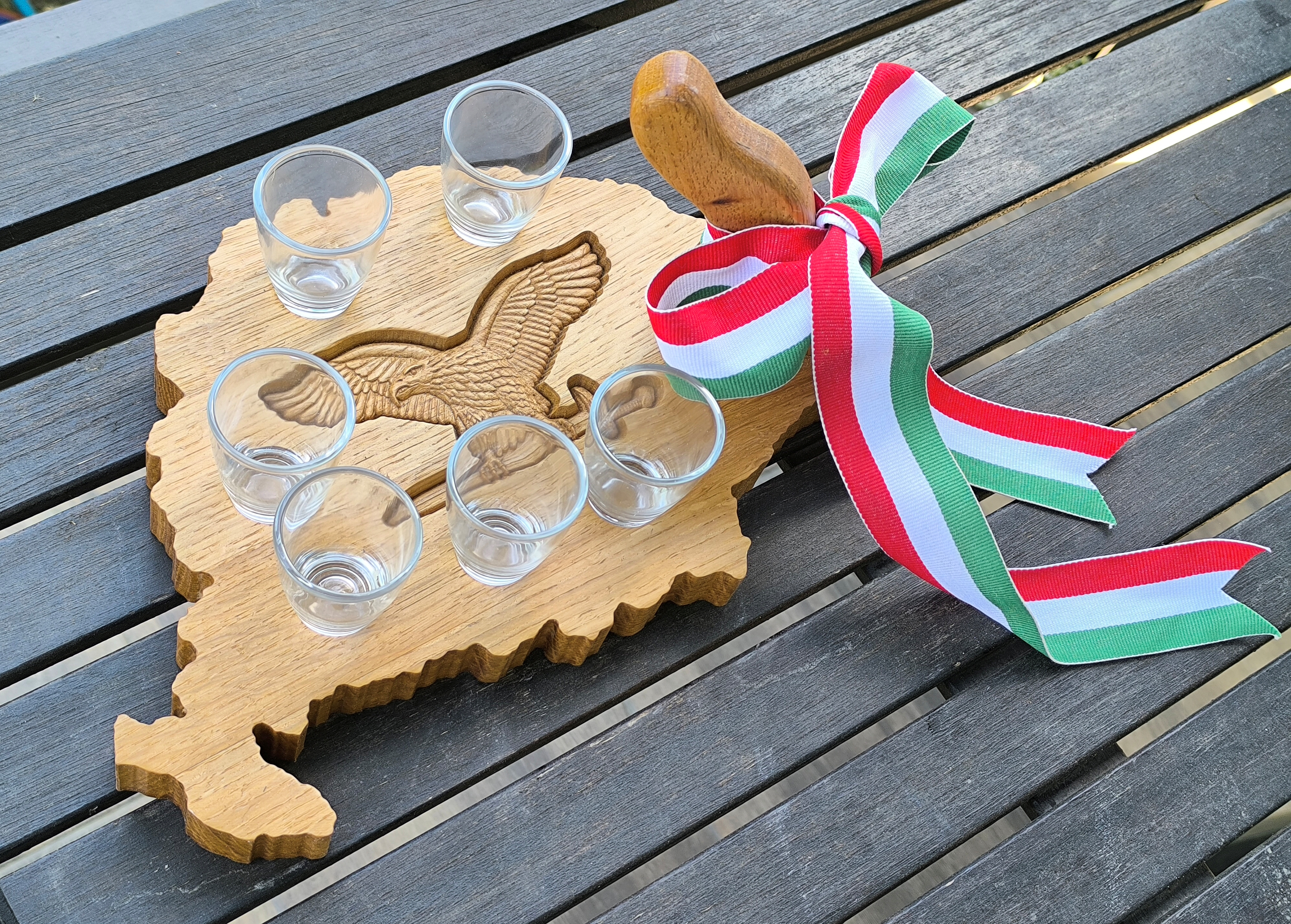Tölgyfából készült olajozott kínáló Nagy-Magyarország formában, turul faragással