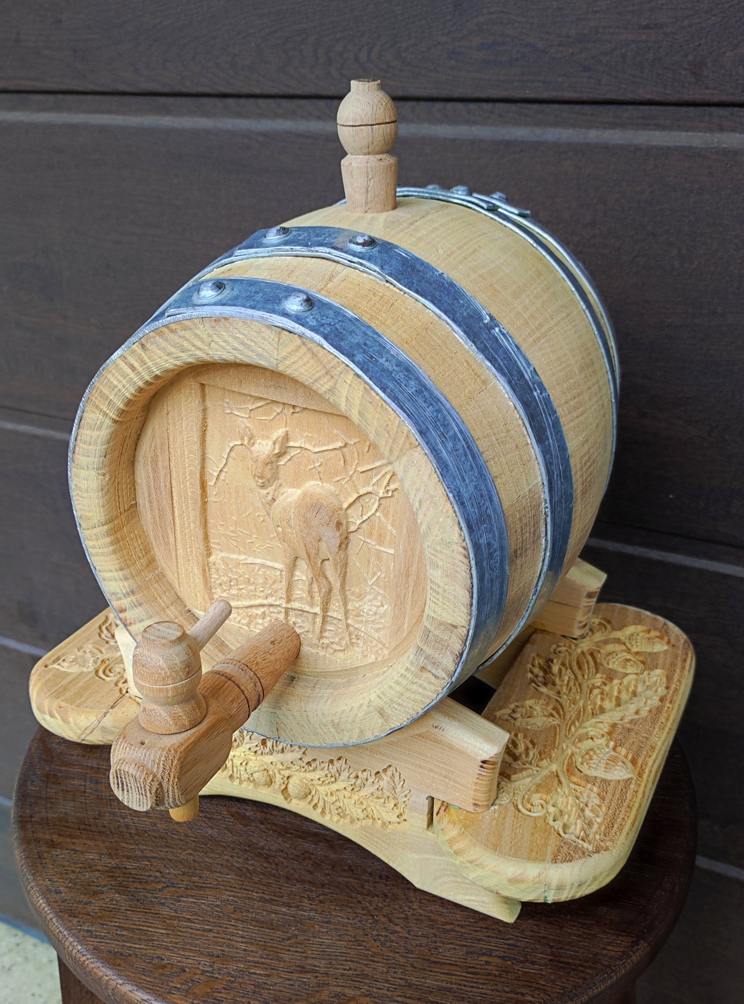 3 literes eperfa hordó őzsuta faragással és tölgy motívumokkal díszített állvánnyal