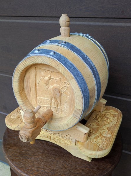 3 literes eperfa hordó őzsuta faragással és tölgy motívumokkal díszített állvánnyal