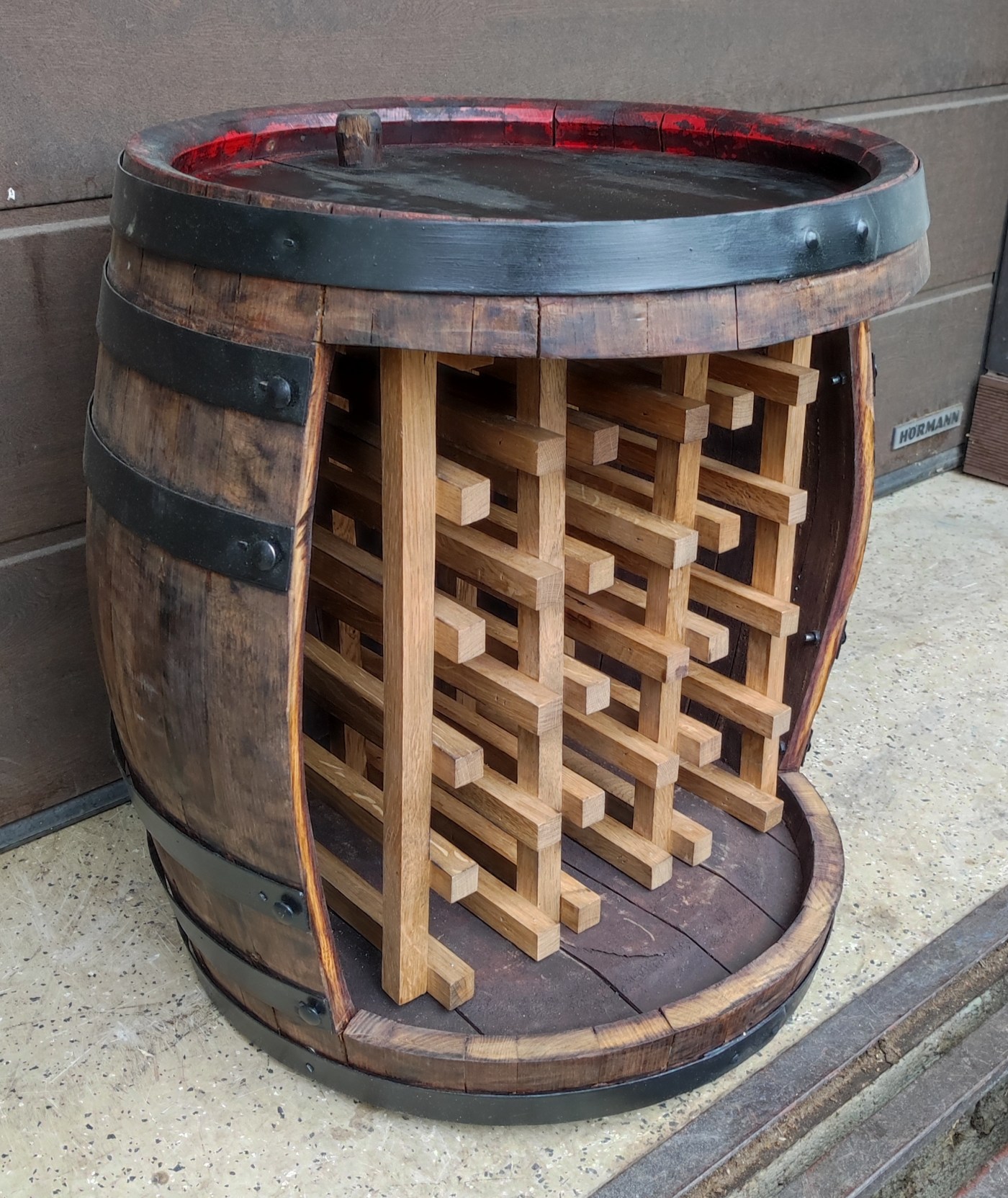 Használt boroshordó bortartóvá alakítva