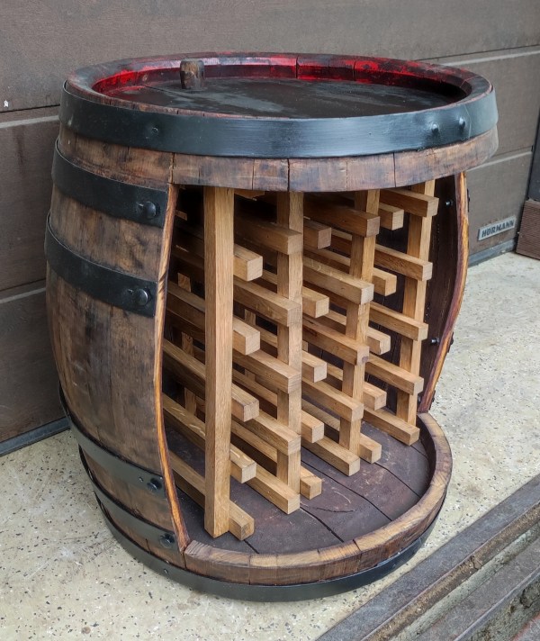 Használt boroshordó bortartóvá alakítva