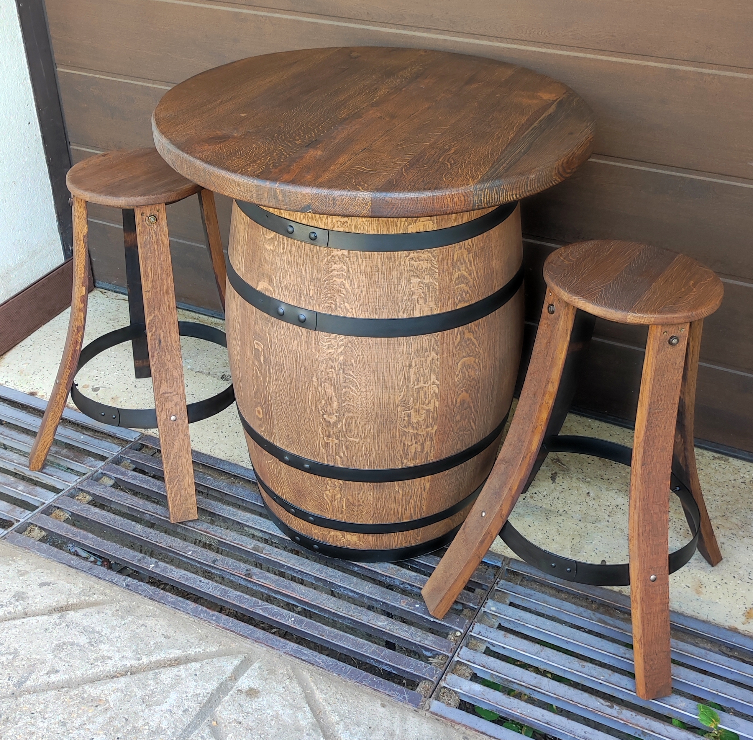 ~225-250 literes új, csiszolt tölgyfa hordóból készült bárasztal és bárszékek