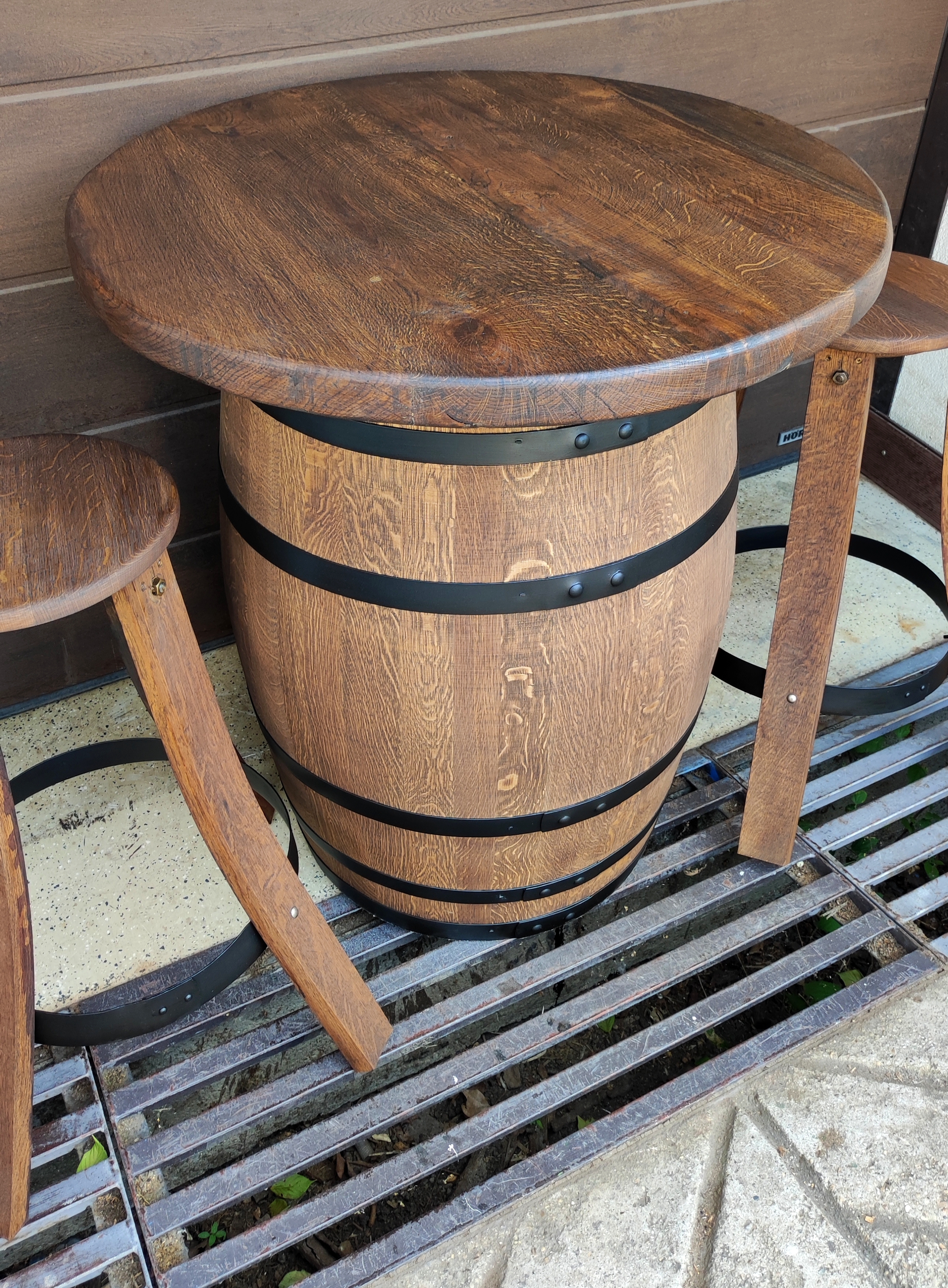 ~225-250 literes új, csiszolt tölgyfa hordóból készült bárasztal és bárszékek