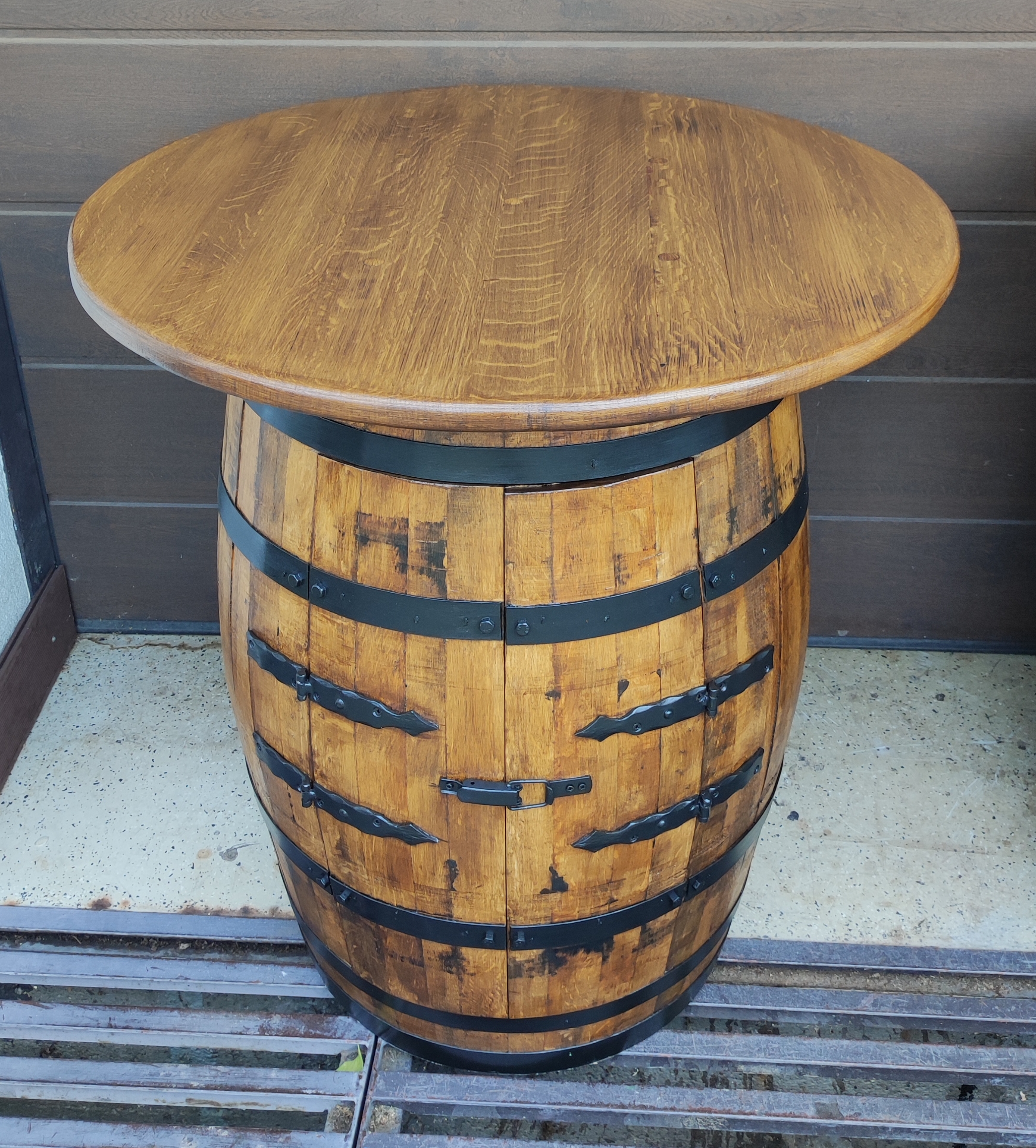 ~225-250 literes használt tölgyfa hordóból készült bárasztal