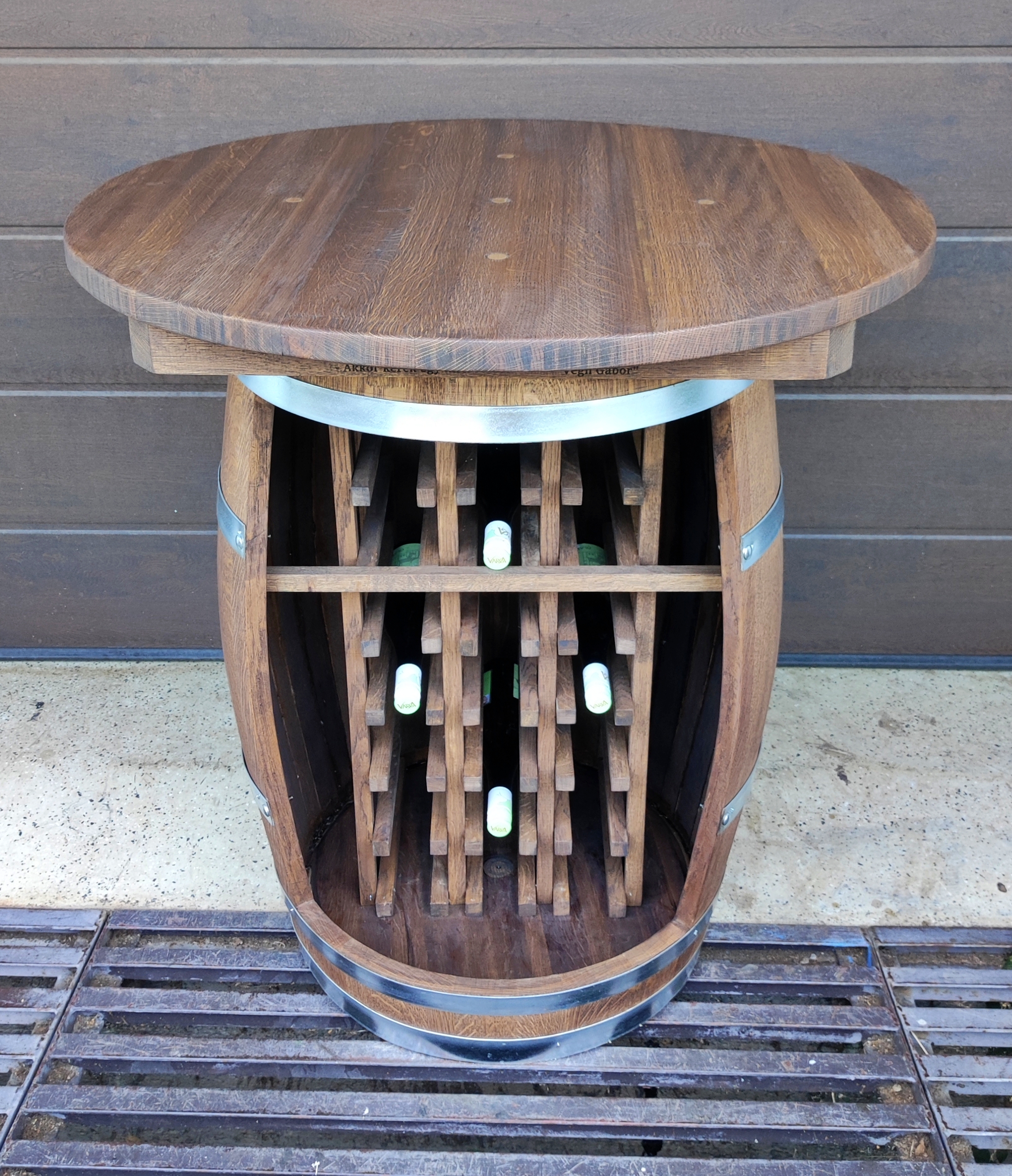 225 literes boroshordóból készült bortartó asztal