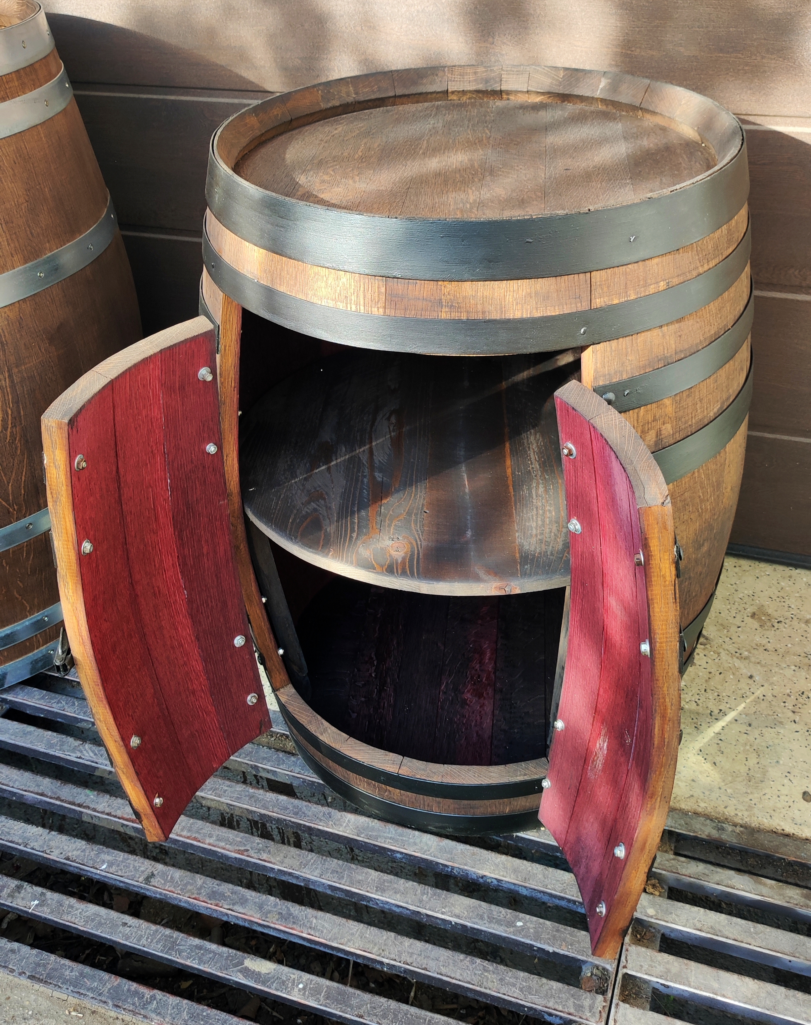 250 literes boroshordóból készült bárszekrény