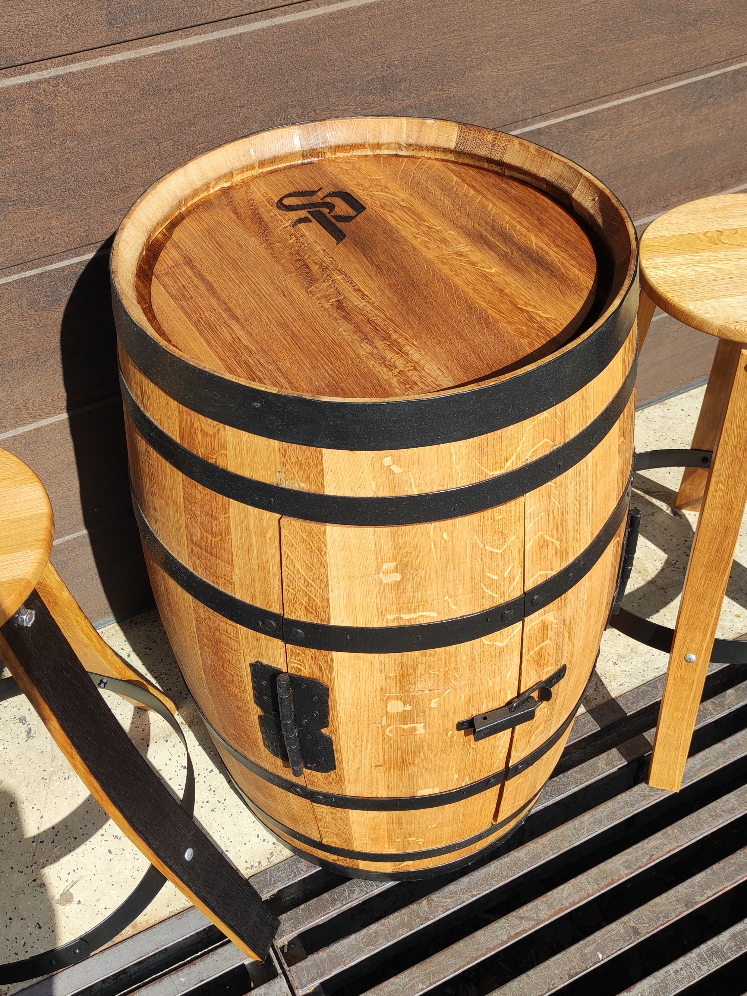 Monogram lézergravírozással ellátott hordó bárszekrény bárszékekkel