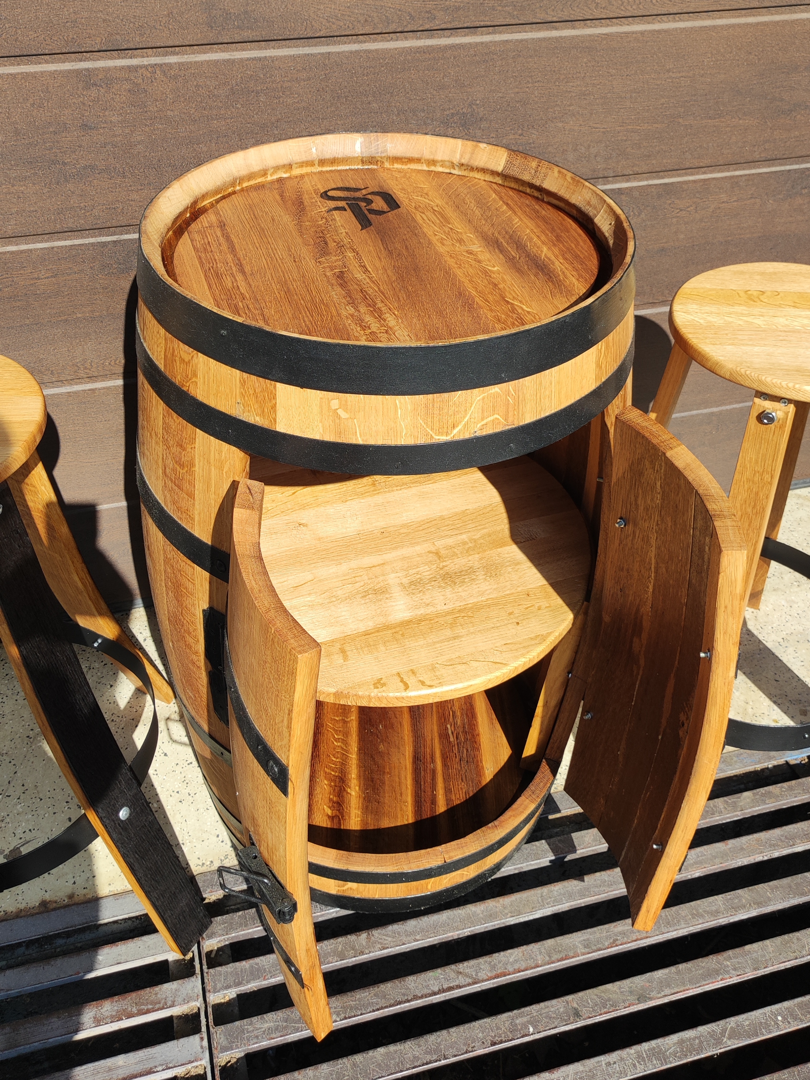 Monogram lézergravírozással ellátott hordó bárszekrény bárszékekkel