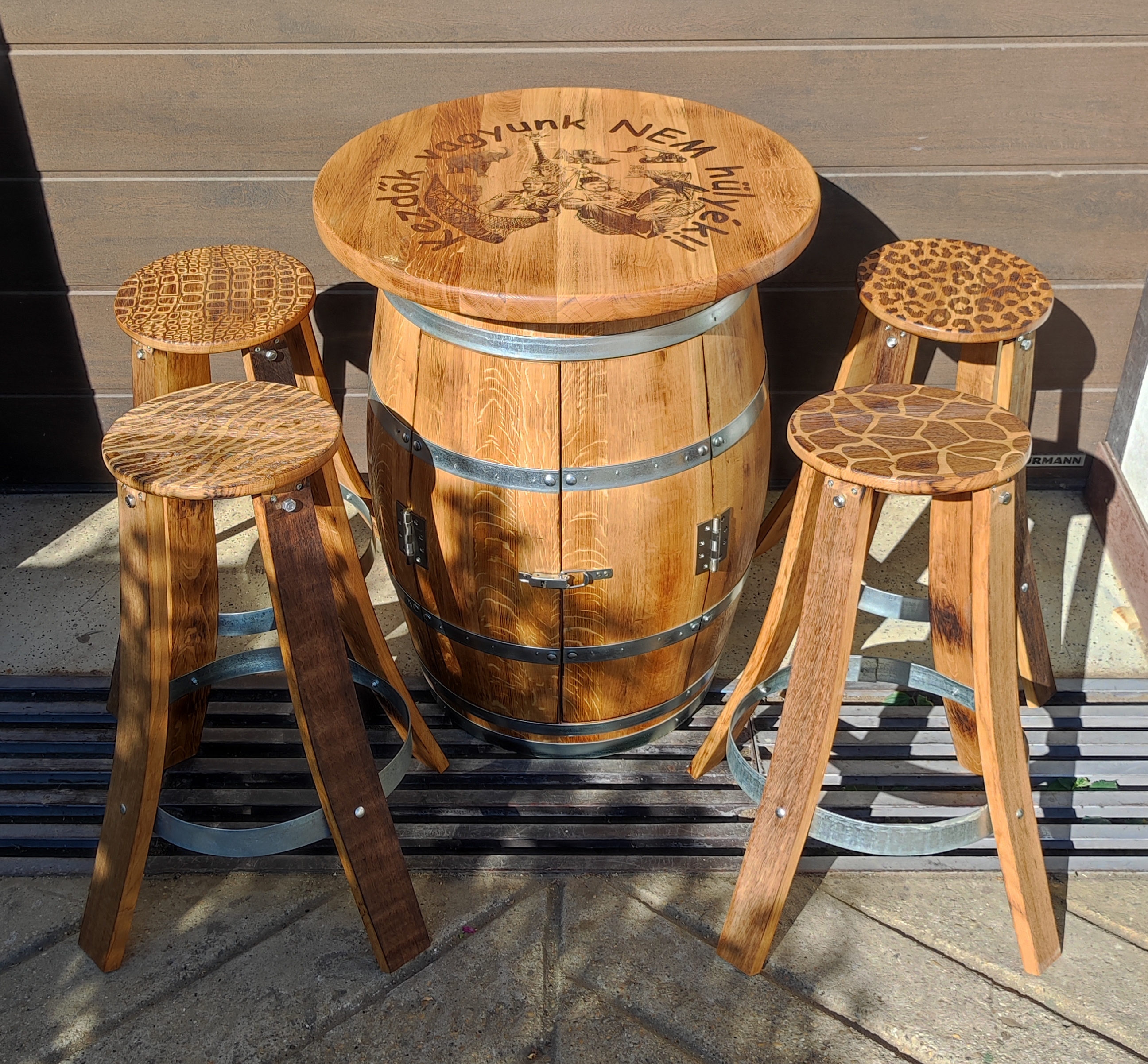 250 literes új hordóból készült bárasztal bárszékekkel, egyedi lézergravírozással