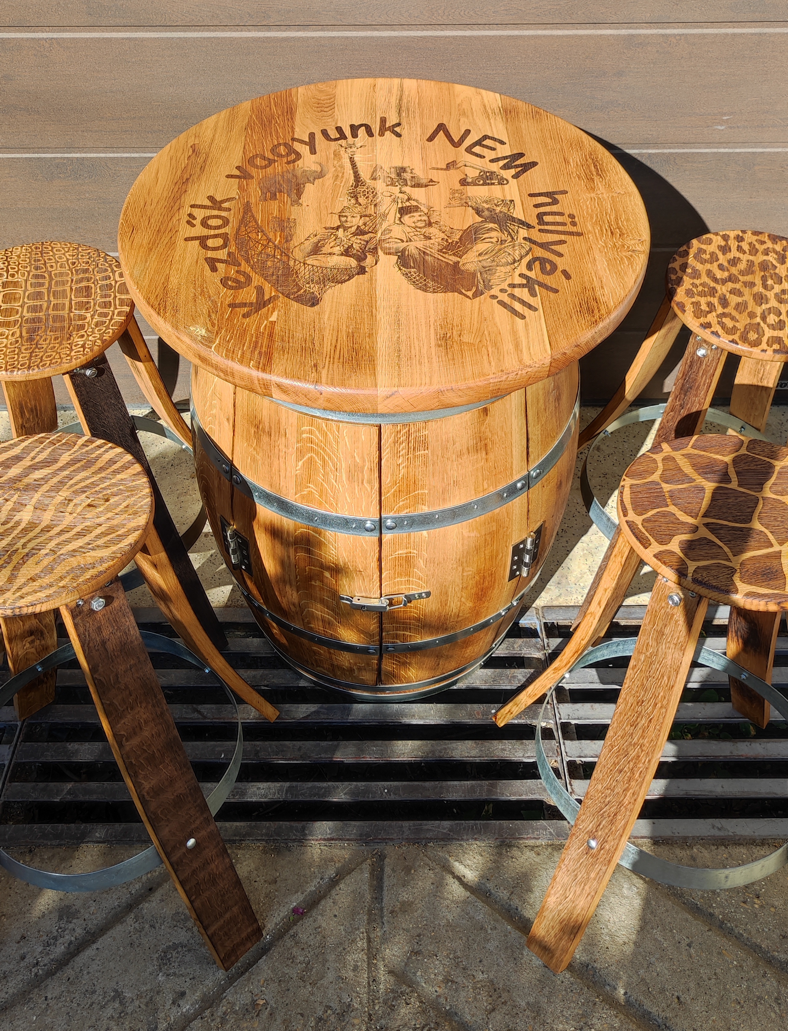 250 literes új hordóból készült bárasztal bárszékekkel, egyedi lézergravírozással