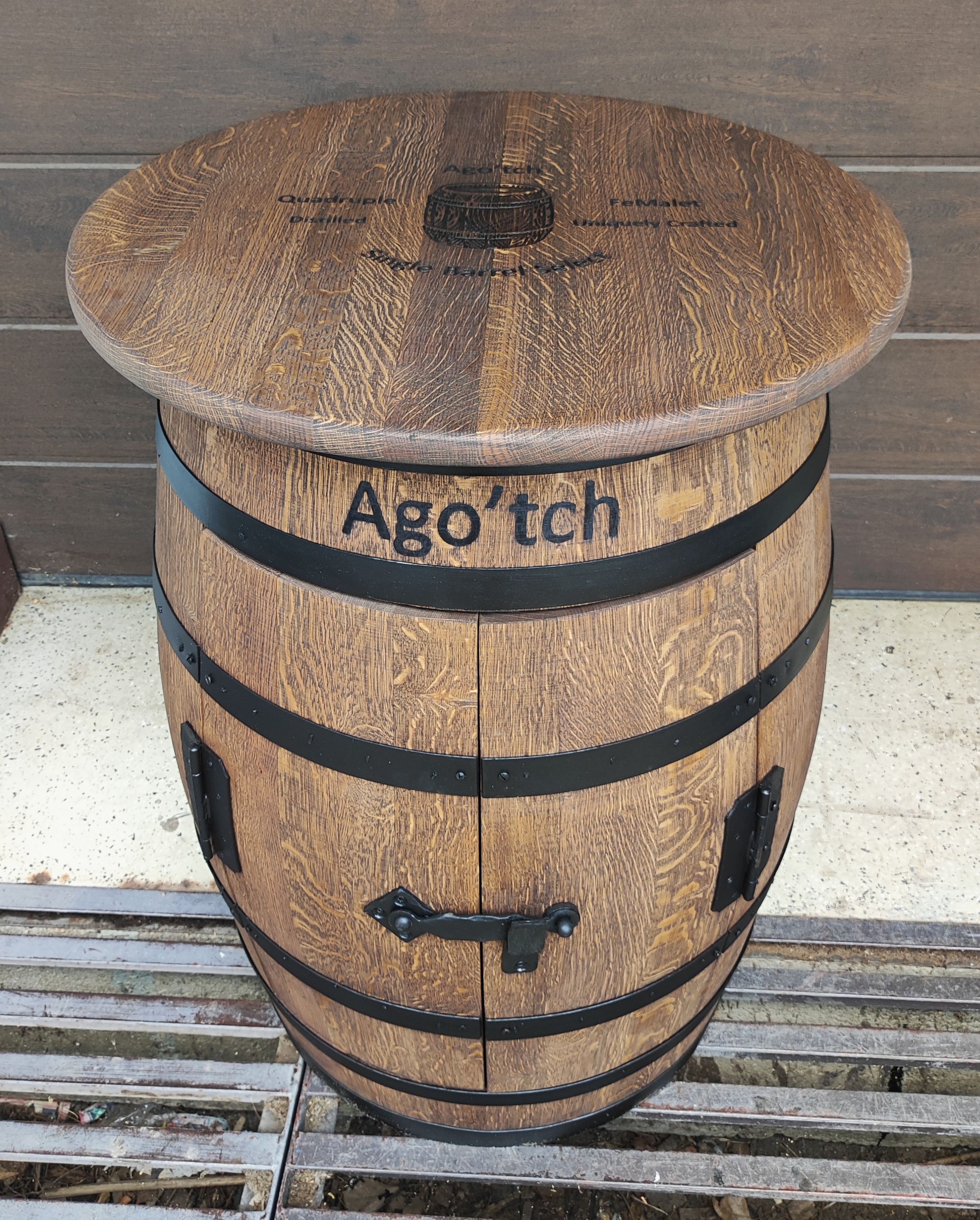 250 literes hordóból készült bárasztal lézergravírozással, kézi festéssel