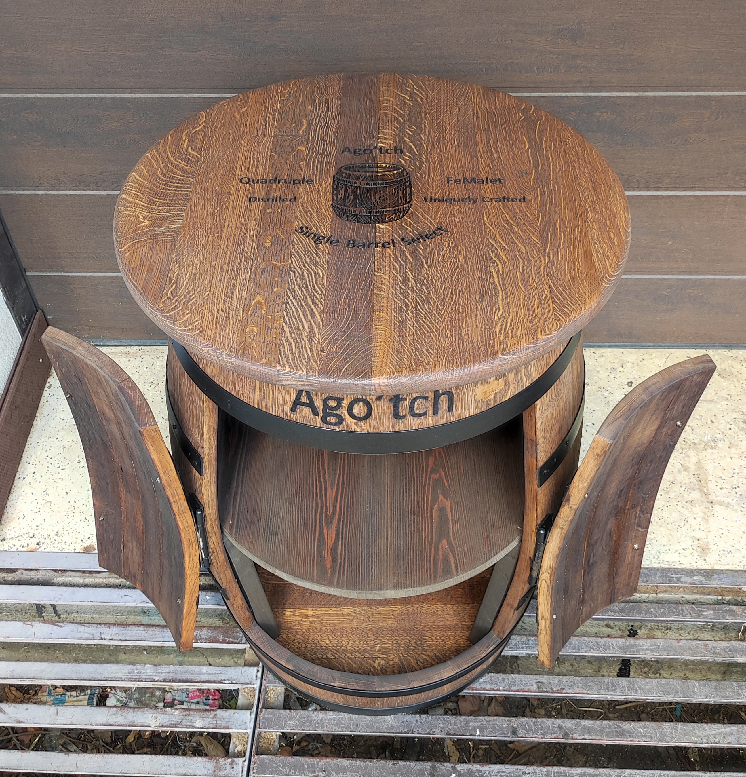 250 literes hordóból készült bárasztal lézergravírozással, kézi festéssel