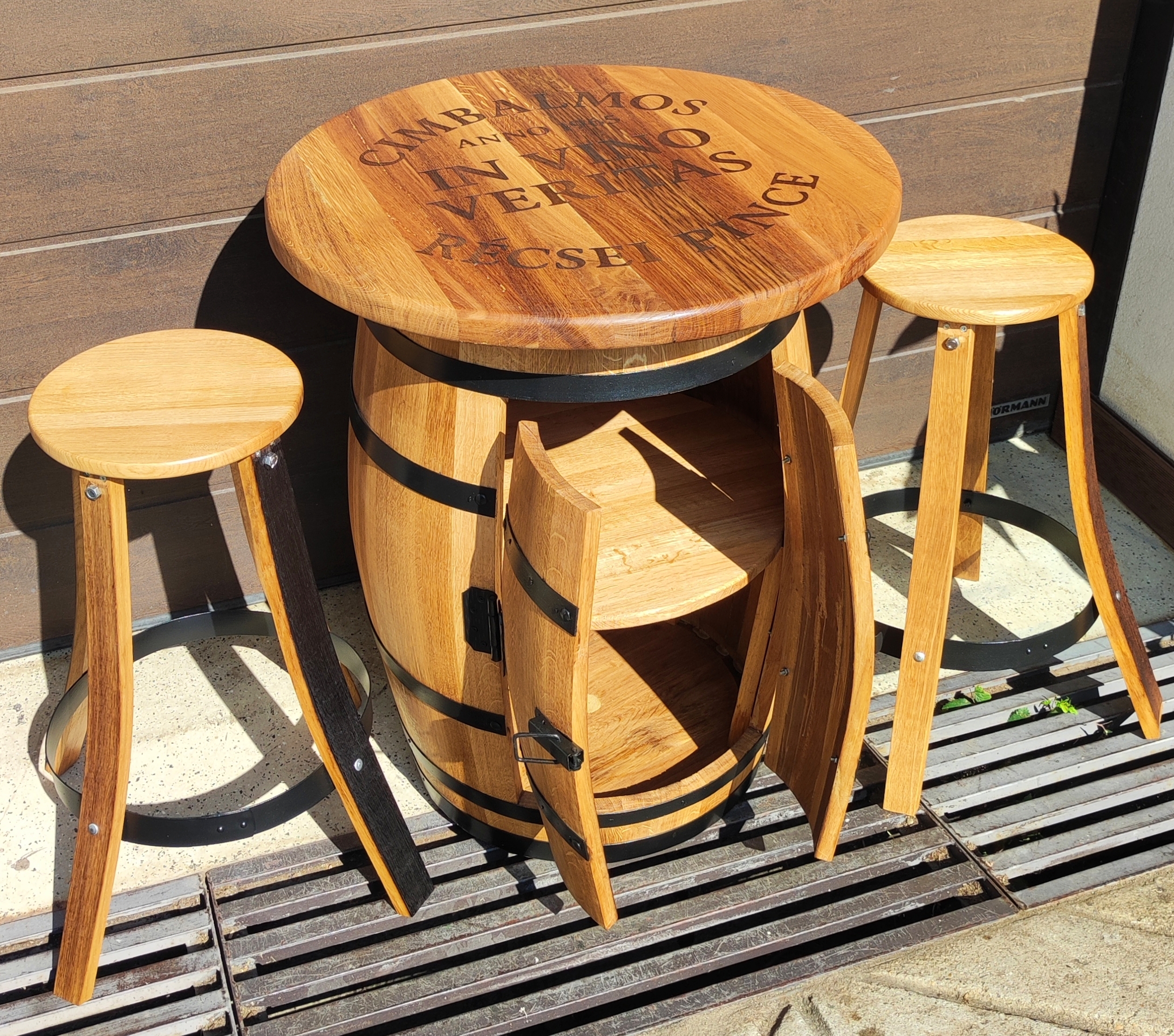 250 literes új hordóból készült bárasztal egyedi lézergravírozással és bárszékekkel