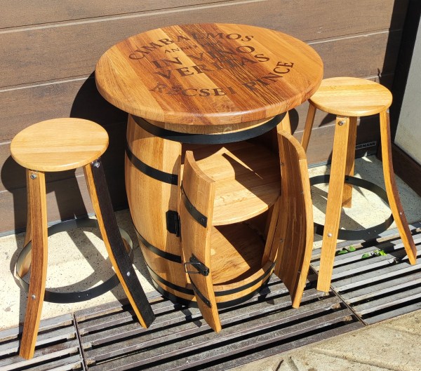 250 literes új hordóból készült bárasztal egyedi lézergravírozással és bárszékekkel