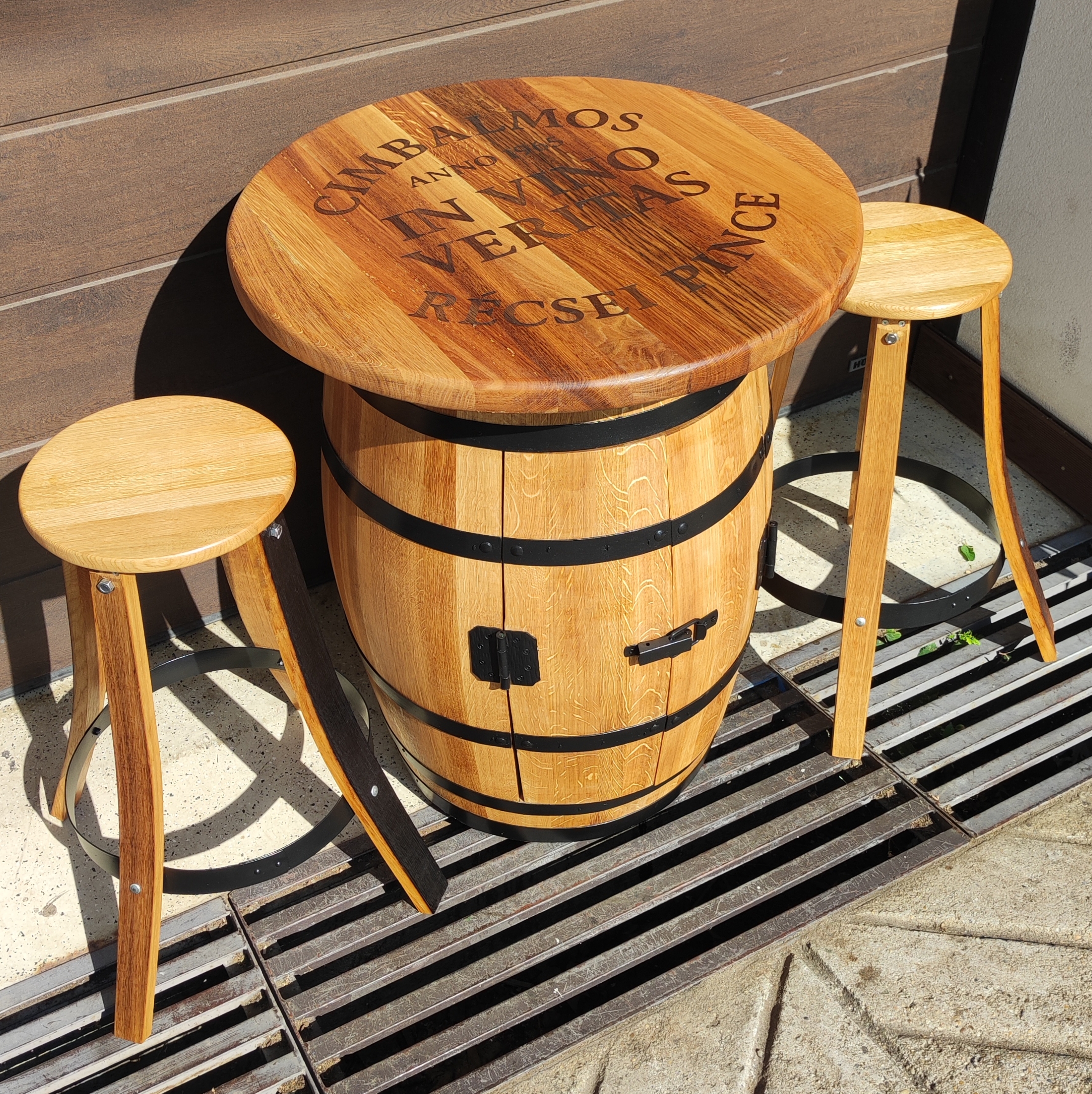 250 literes új hordóból készült bárasztal egyedi lézergravírozással és bárszékekkel