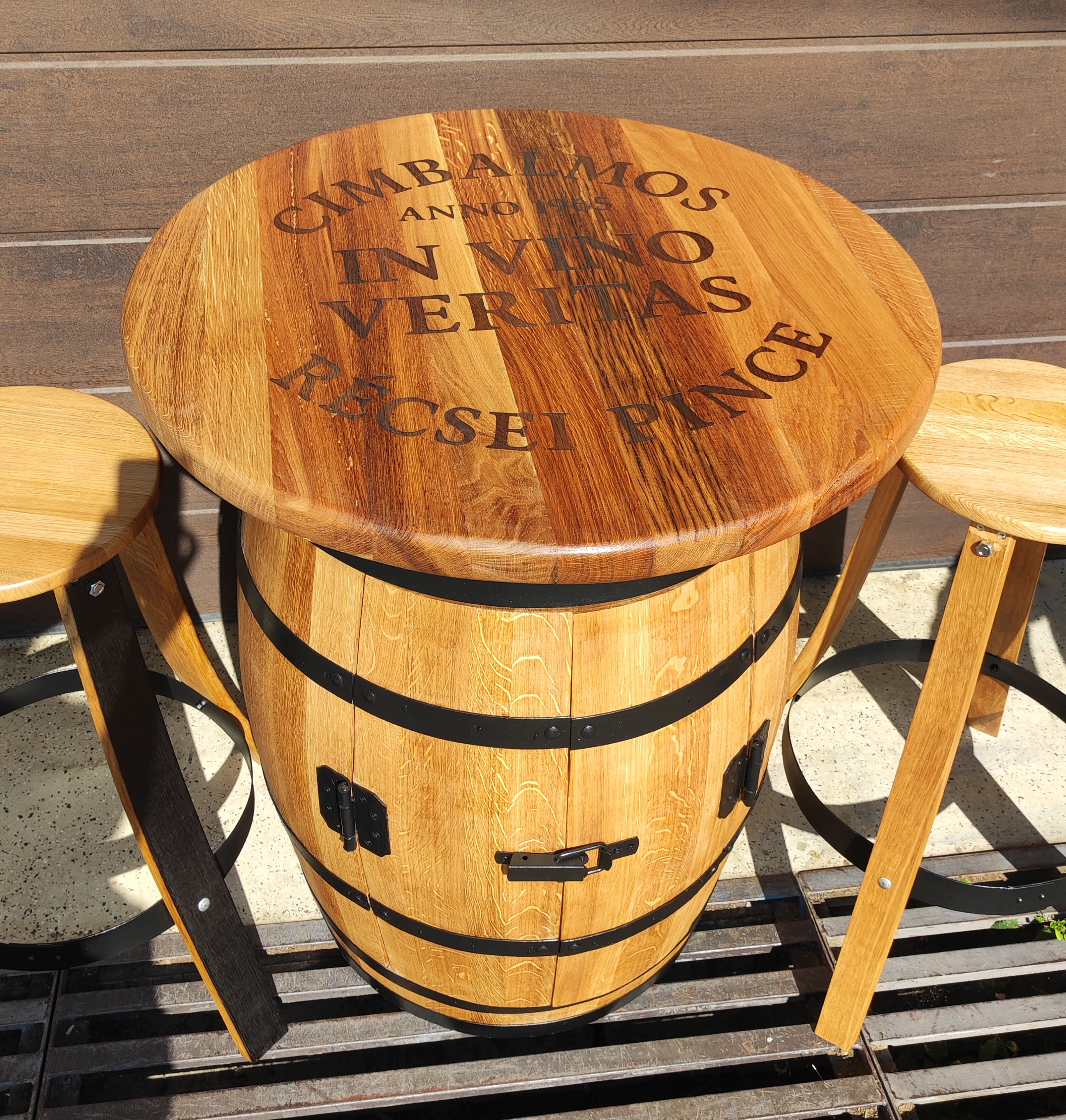 250 literes új hordóból készült bárasztal egyedi lézergravírozással