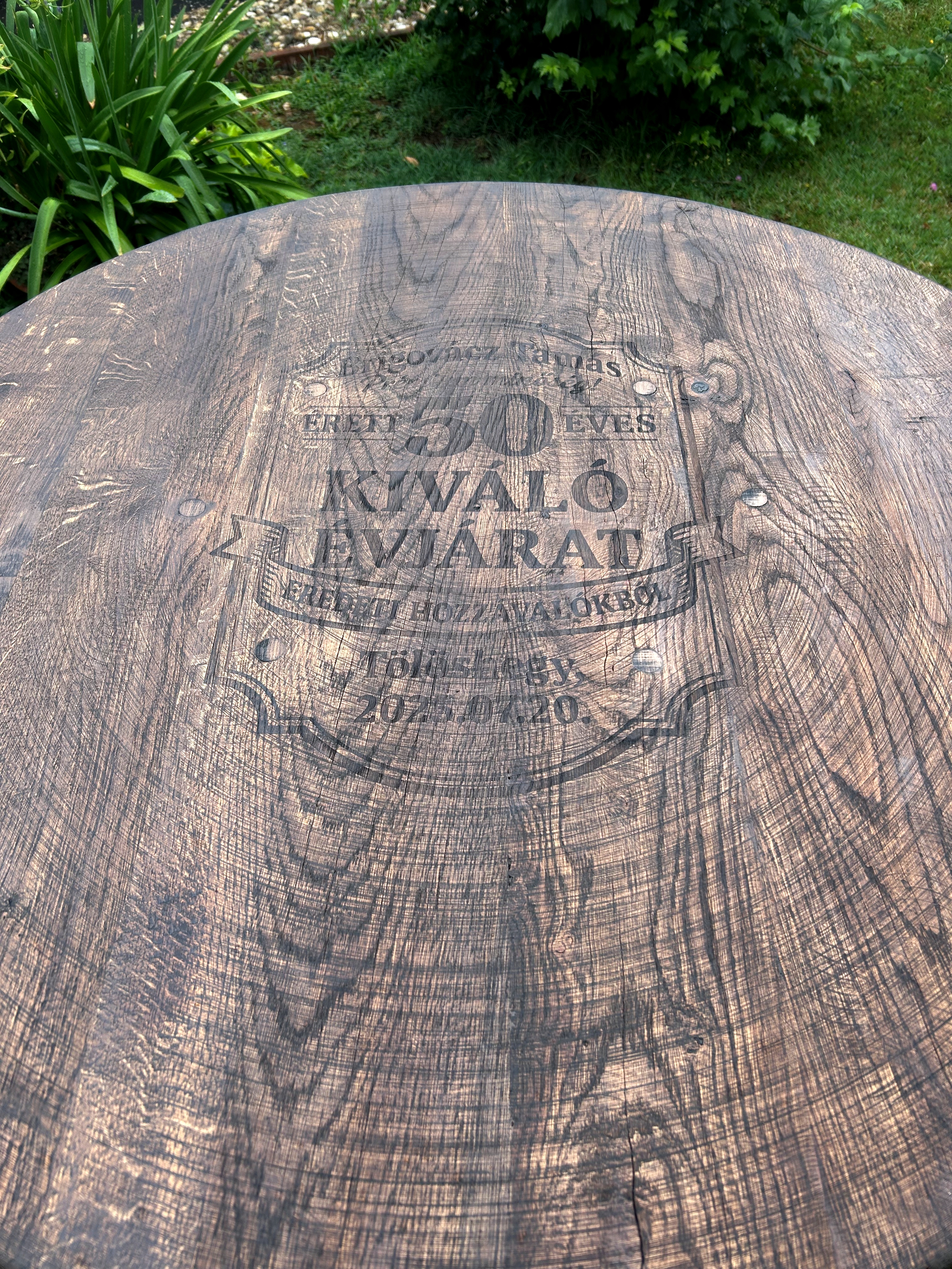 Lézergravírozott asztal