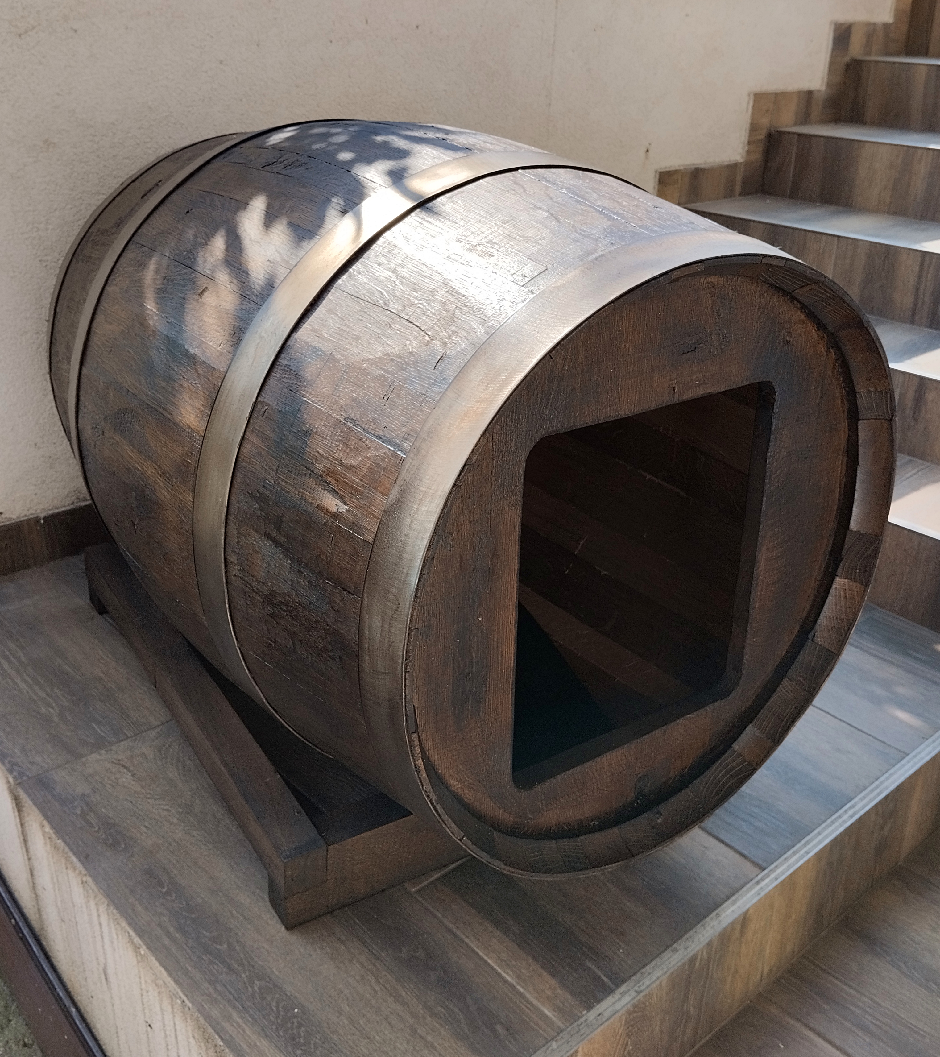 300 literes hordóból készült kutyaház