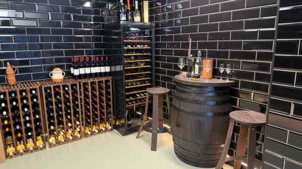 300 literes hordóból készült bárszekrény bárszékekkel