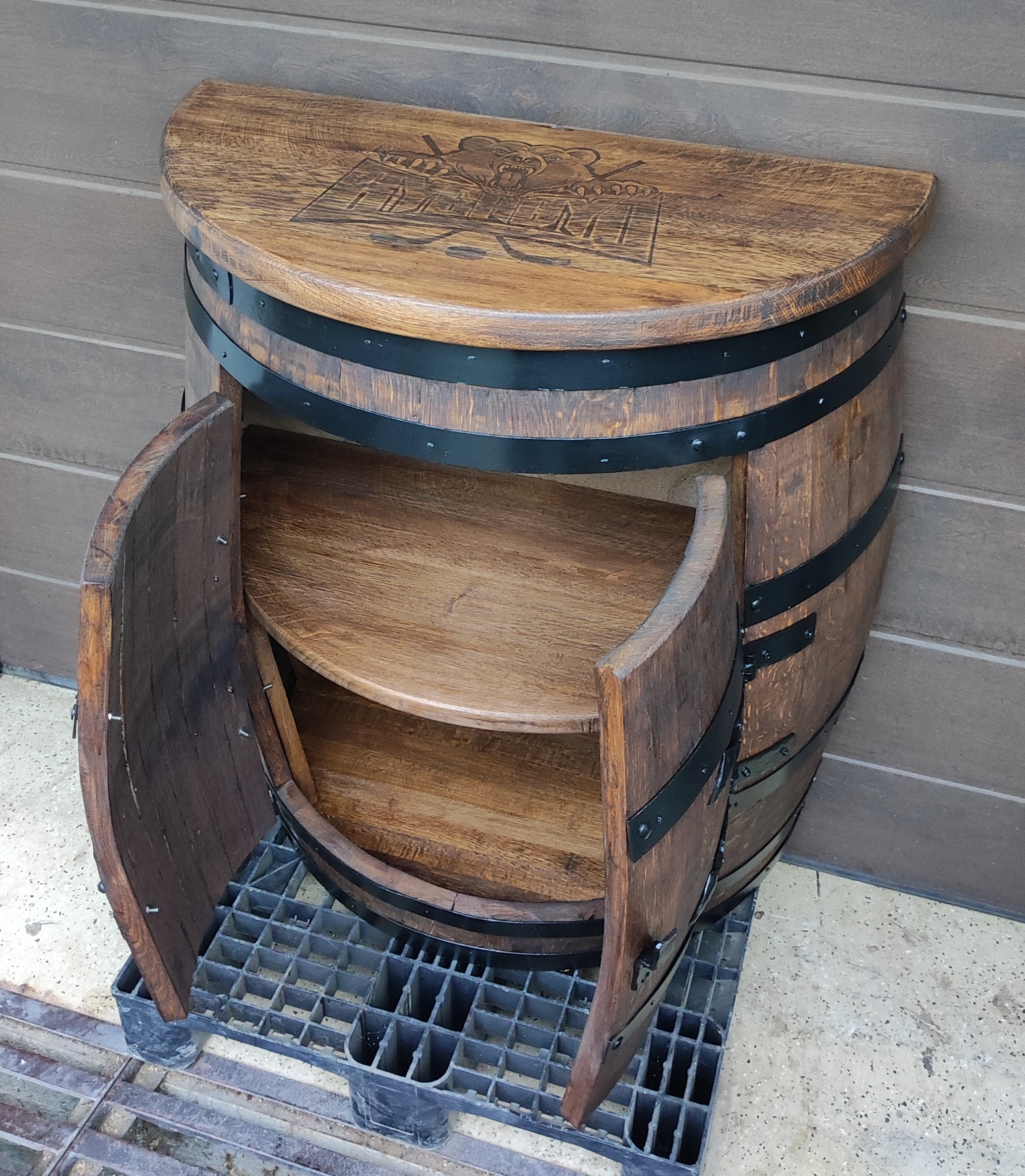 500 literes hordóból készült bárszekrény asztallappal, egyedi lézergravírozással