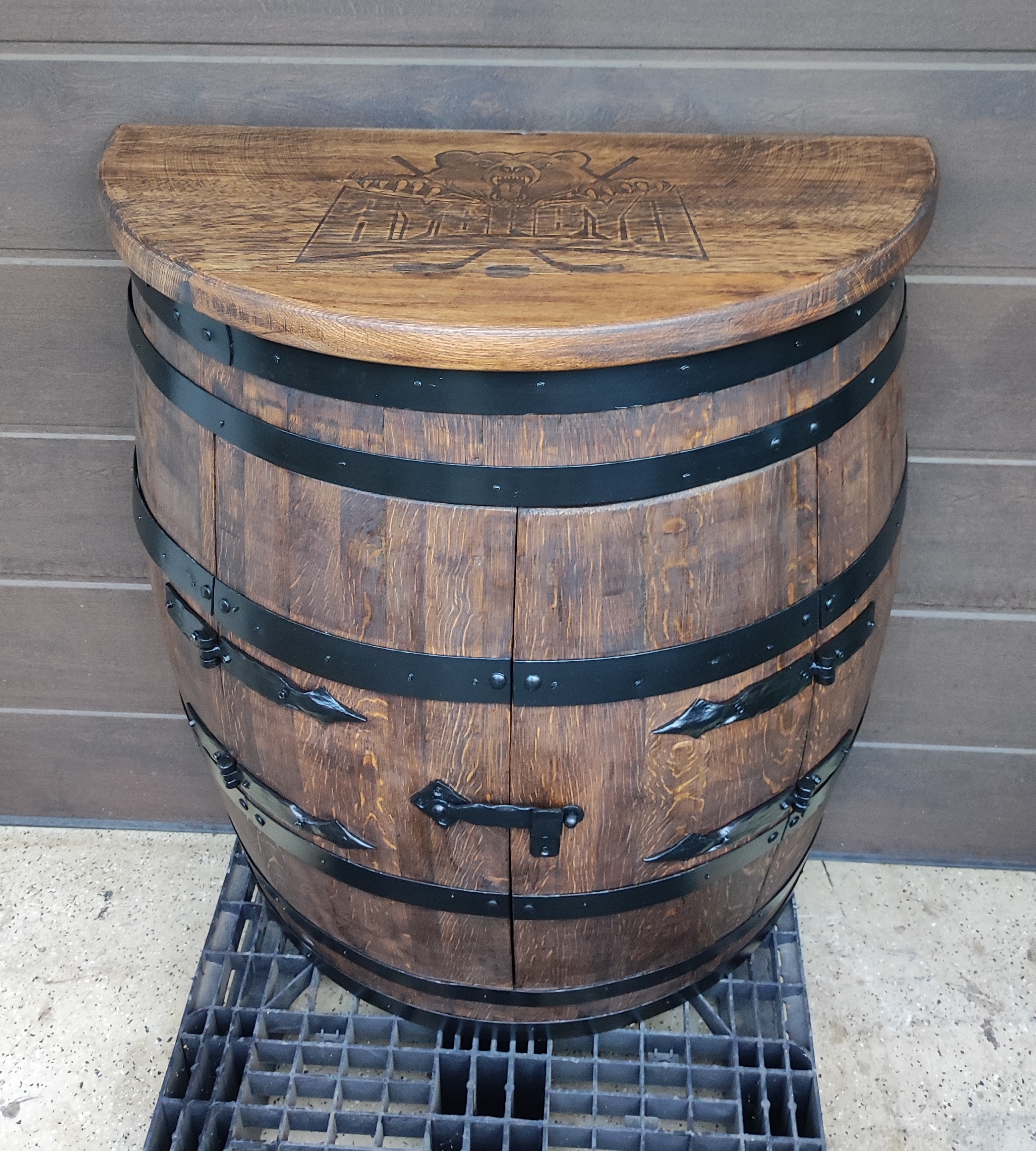 500 literes hordóból készült bárszekrény asztallappal, egyedi lézergravírozással