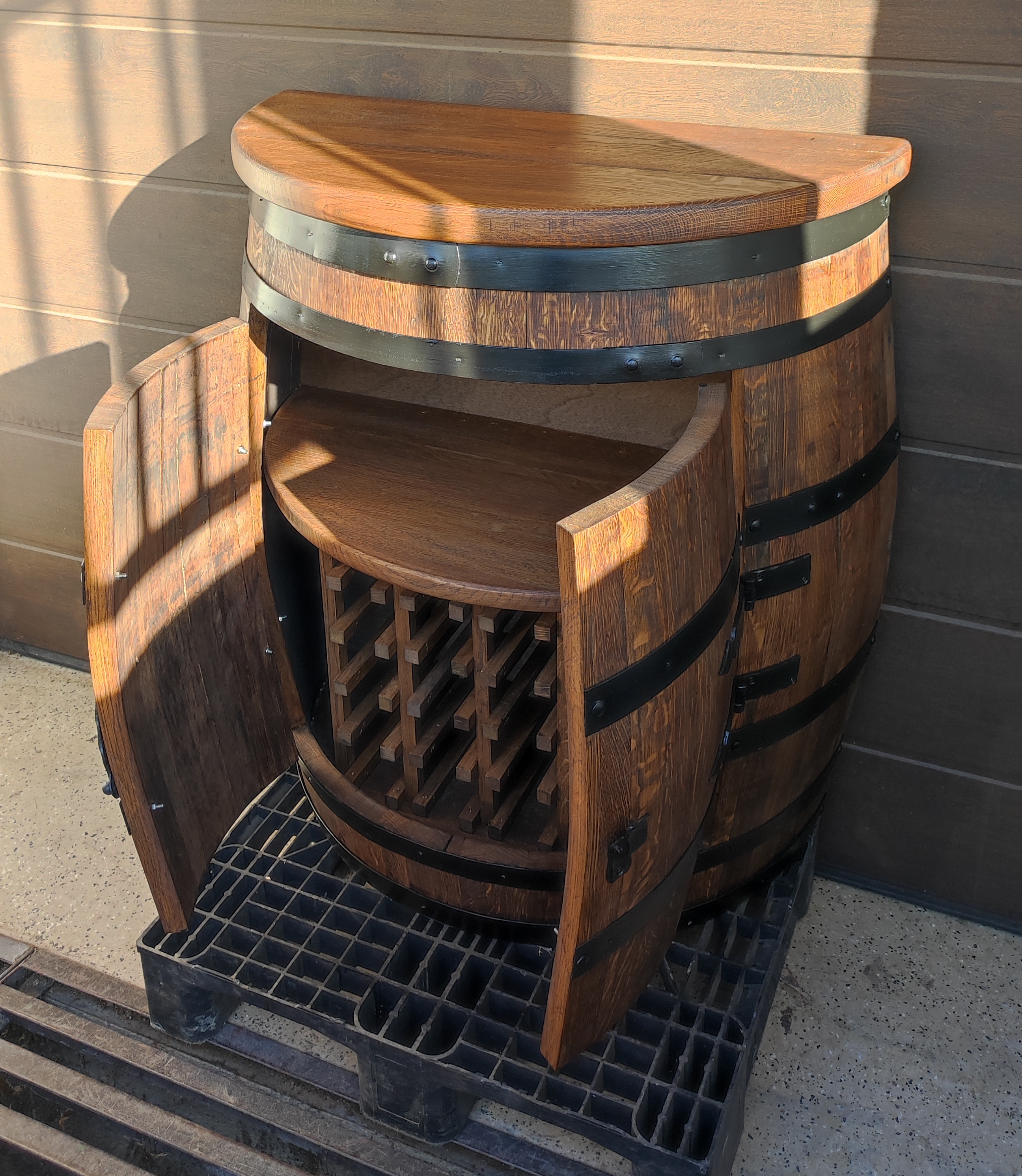 500 literes hordóból készült bárszekrény asztallappal, bortartóval