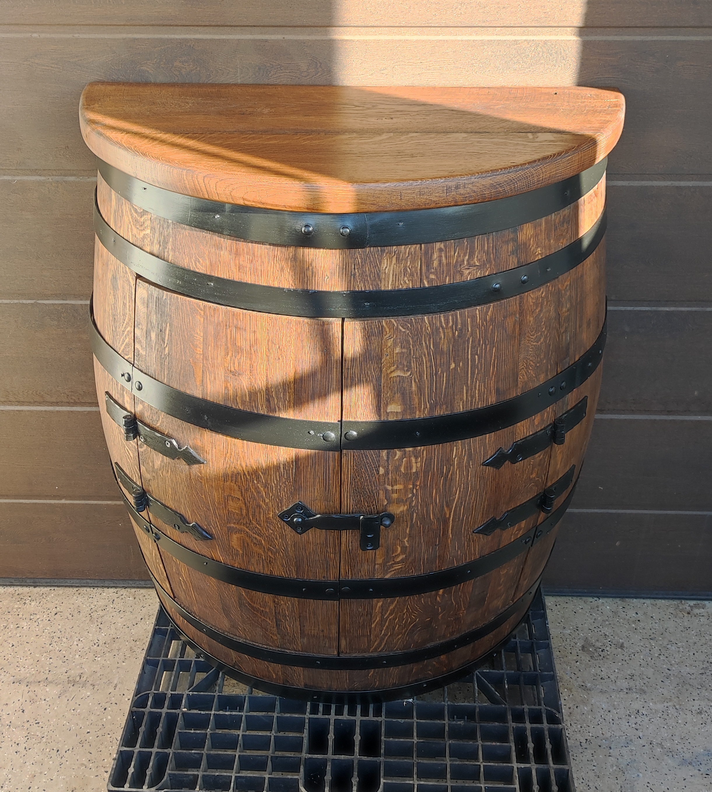 500 literes hordóból készült bárszekrény asztallappal, bortartóval