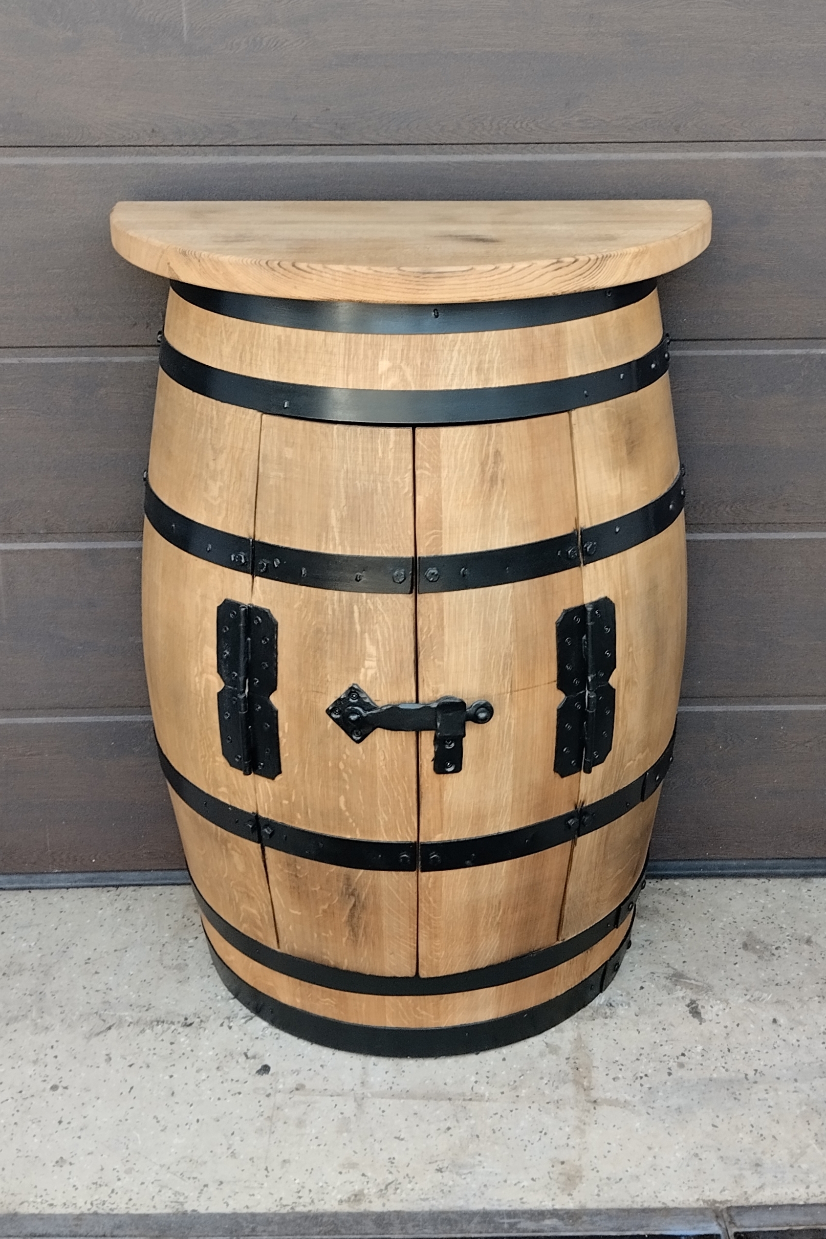 Bárszekrény asztallappal, fekete abroncsokkal