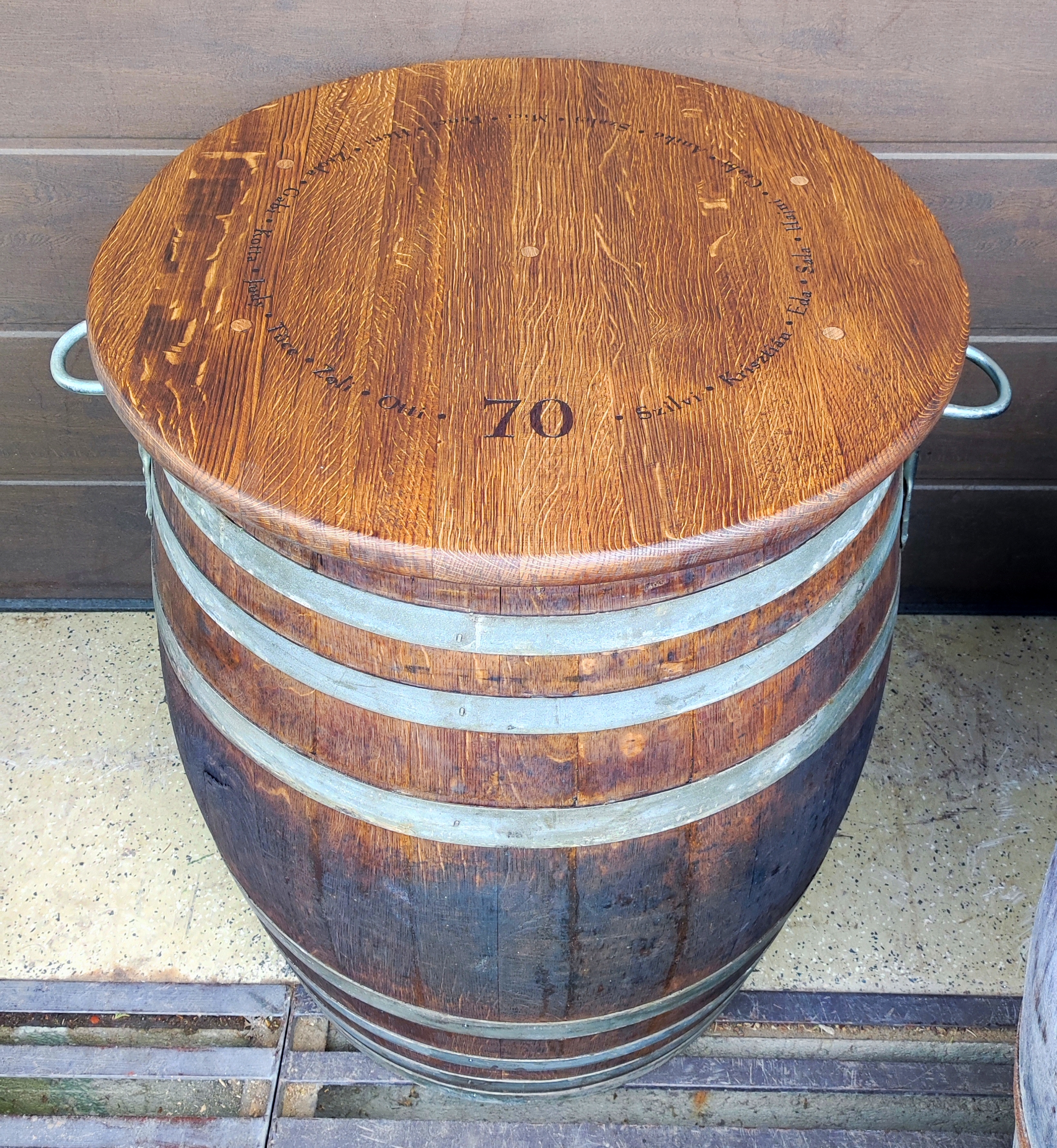 225 literes boroshordó asztal lézergravírozással