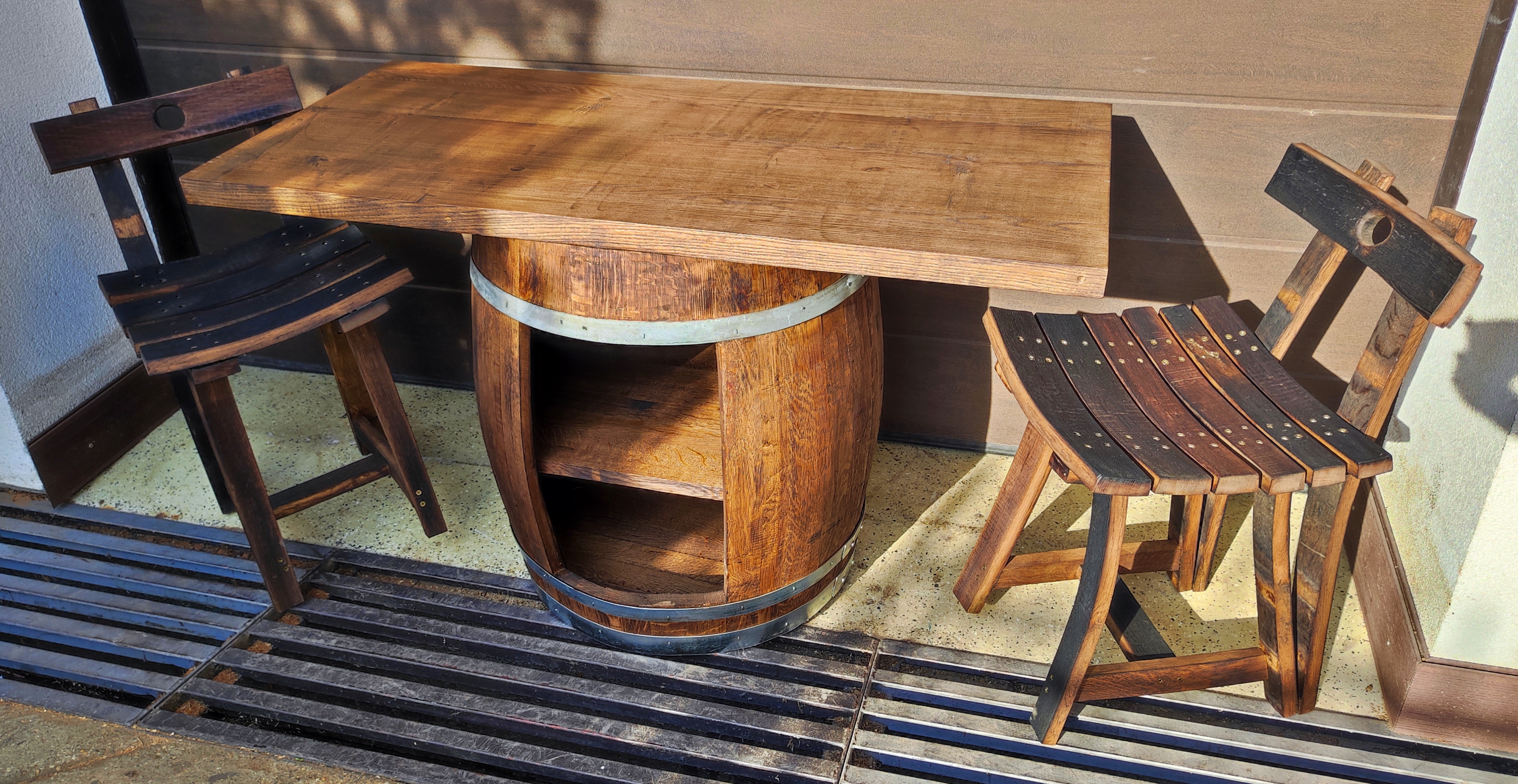 Nyitott hordó asztal háttámlás székekkel