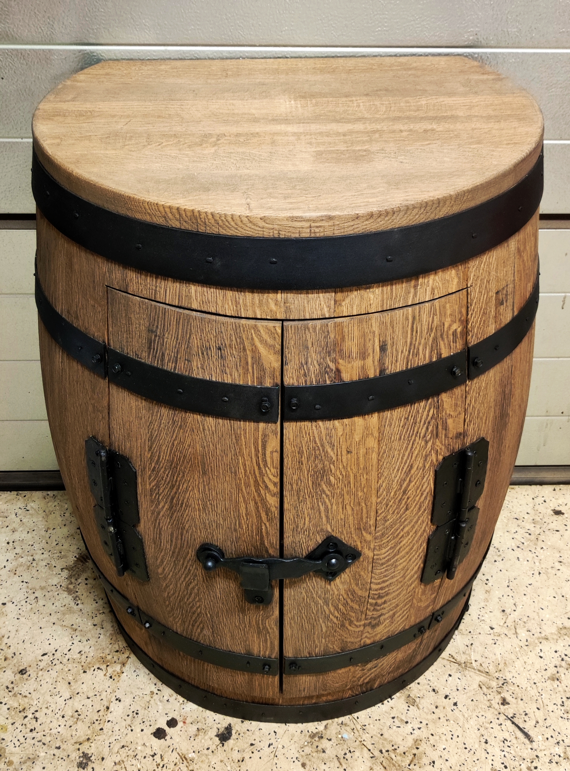 Egyedi fürdőszoba szekrény új boroshordóból