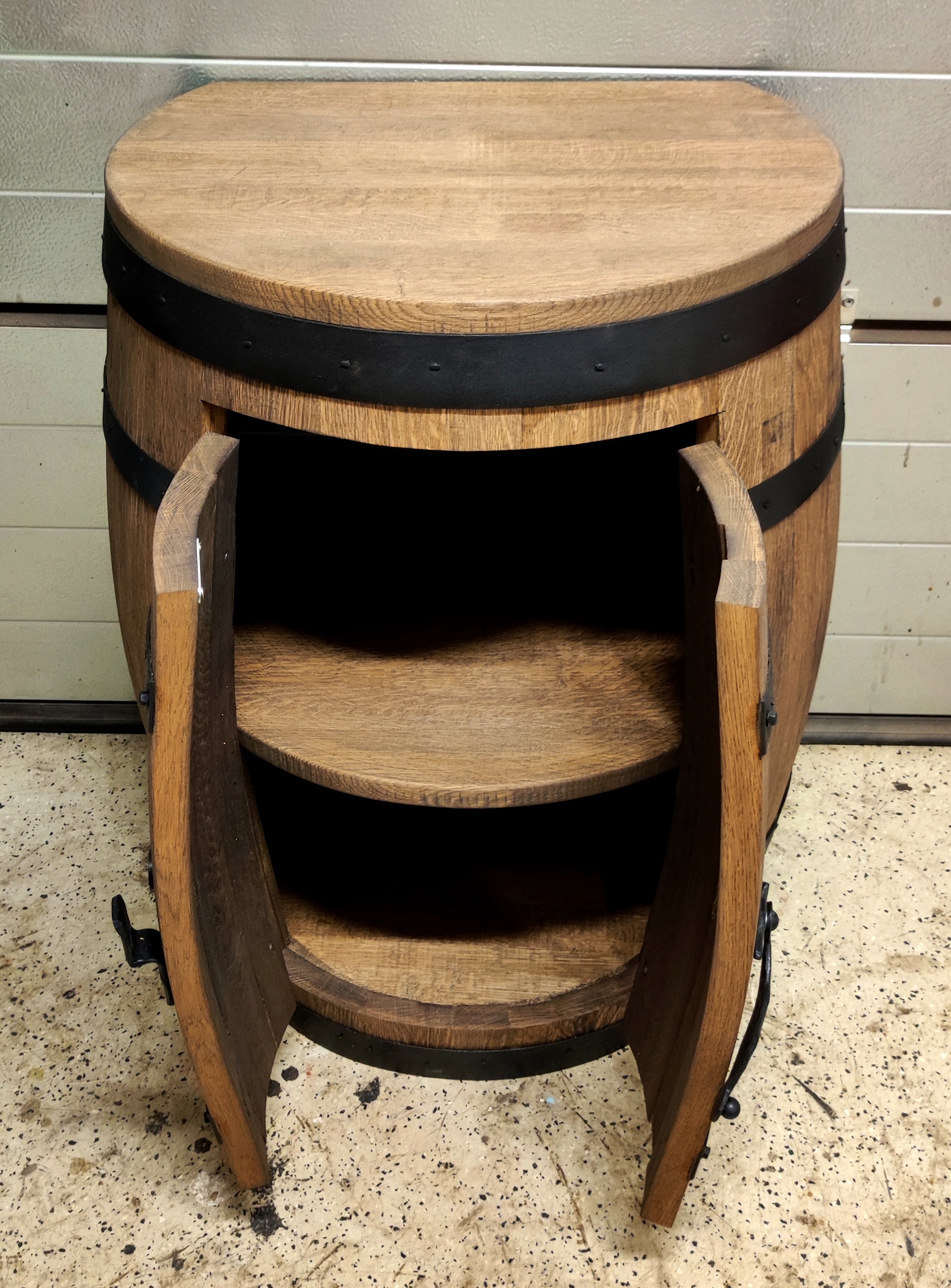 Egyedi fürdőszoba szekrény új boroshordóból