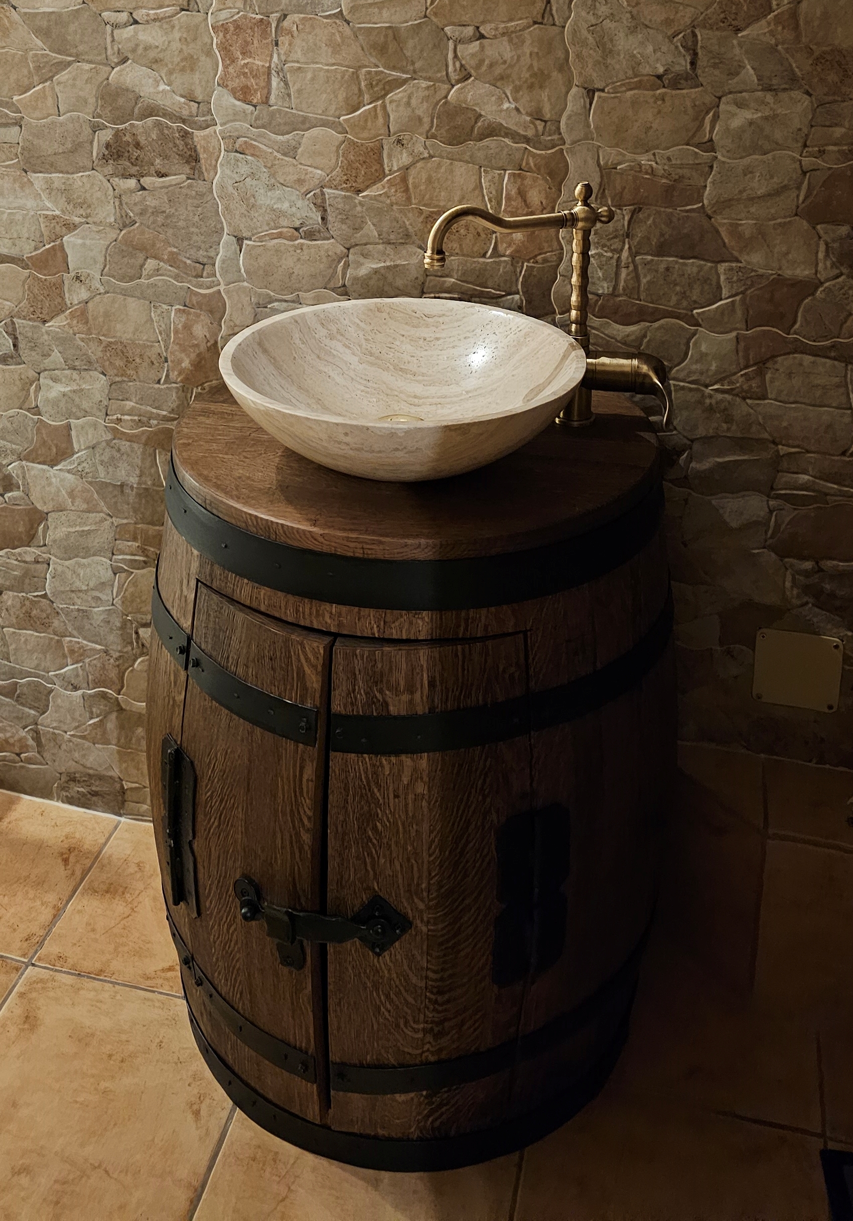 Egyedi fürdőszoba szekrény új boroshordóból