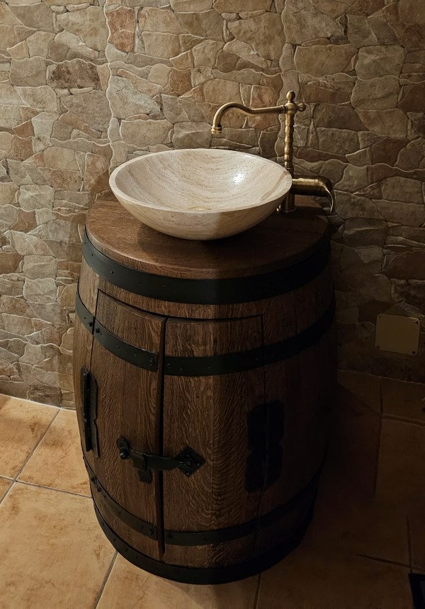 Egyedi fürdőszoba szekrény új boroshordóból