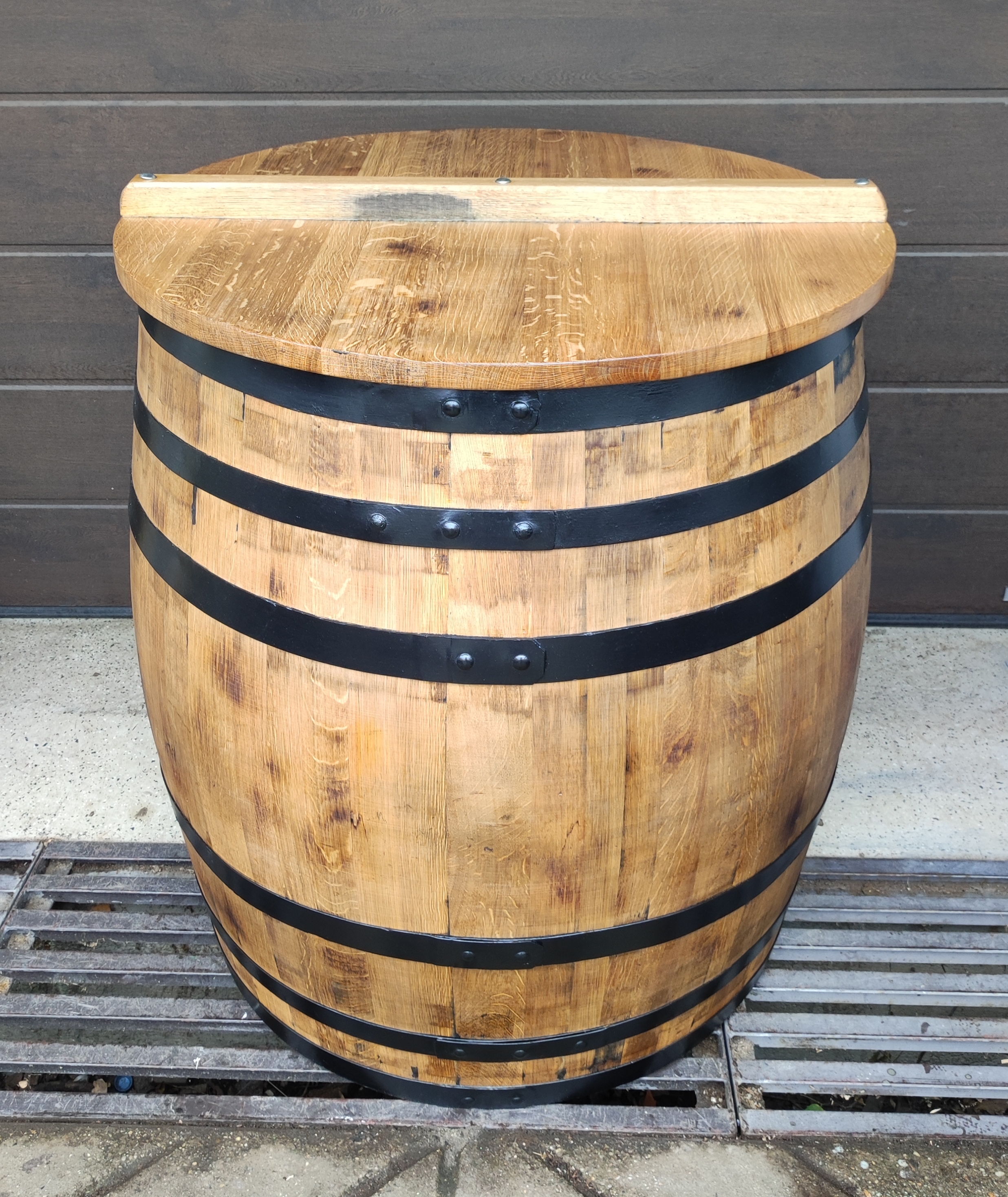 500 literes merülőhordó fekete abroncsokkal, létrával, fedővel