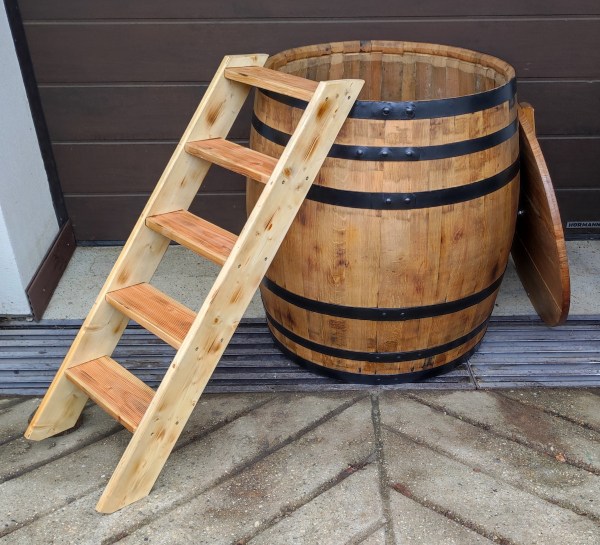 500 literes merülőhordó fekete abroncsokkal, létrával, fedővel