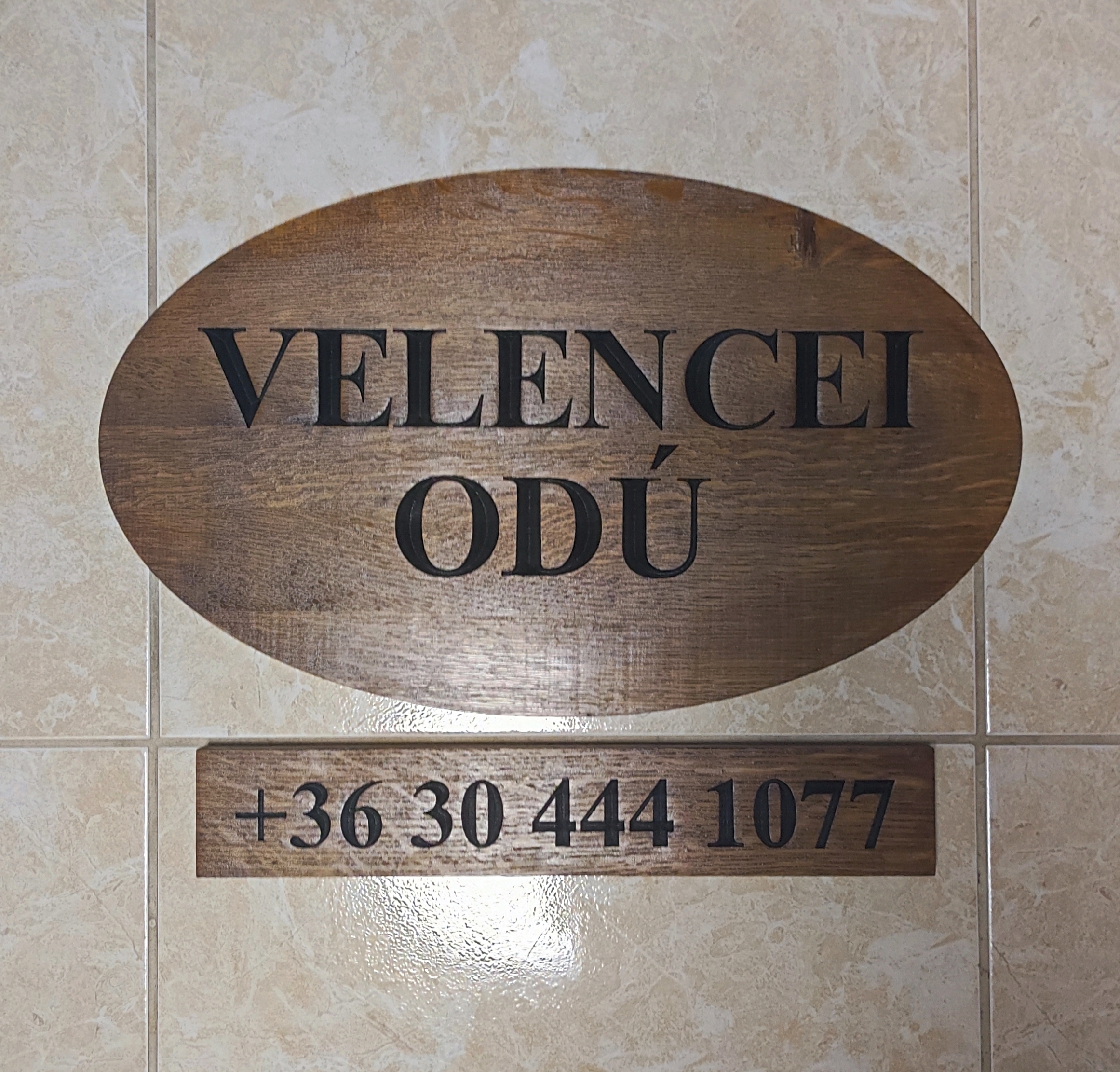 Ovális vendégháztábla kísérőtáblával